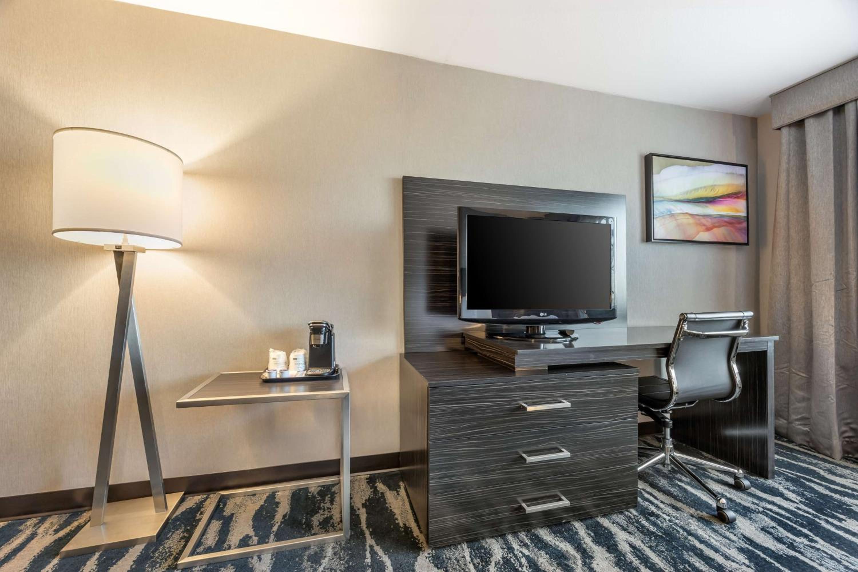 King Suite with Hot Tub - Non-Smoking - Photo 4