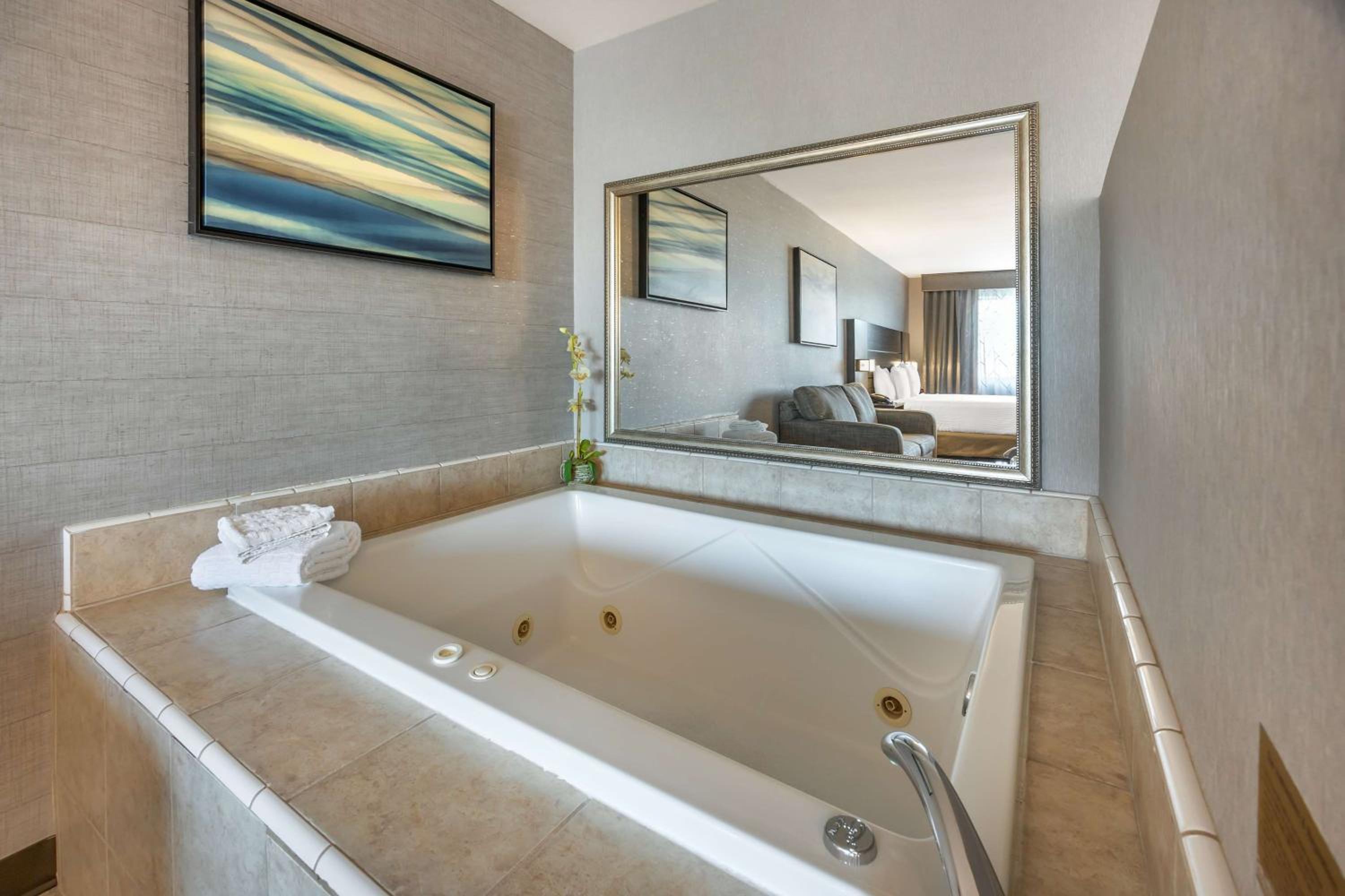 King Suite with Hot Tub - Non-Smoking - Photo 5
