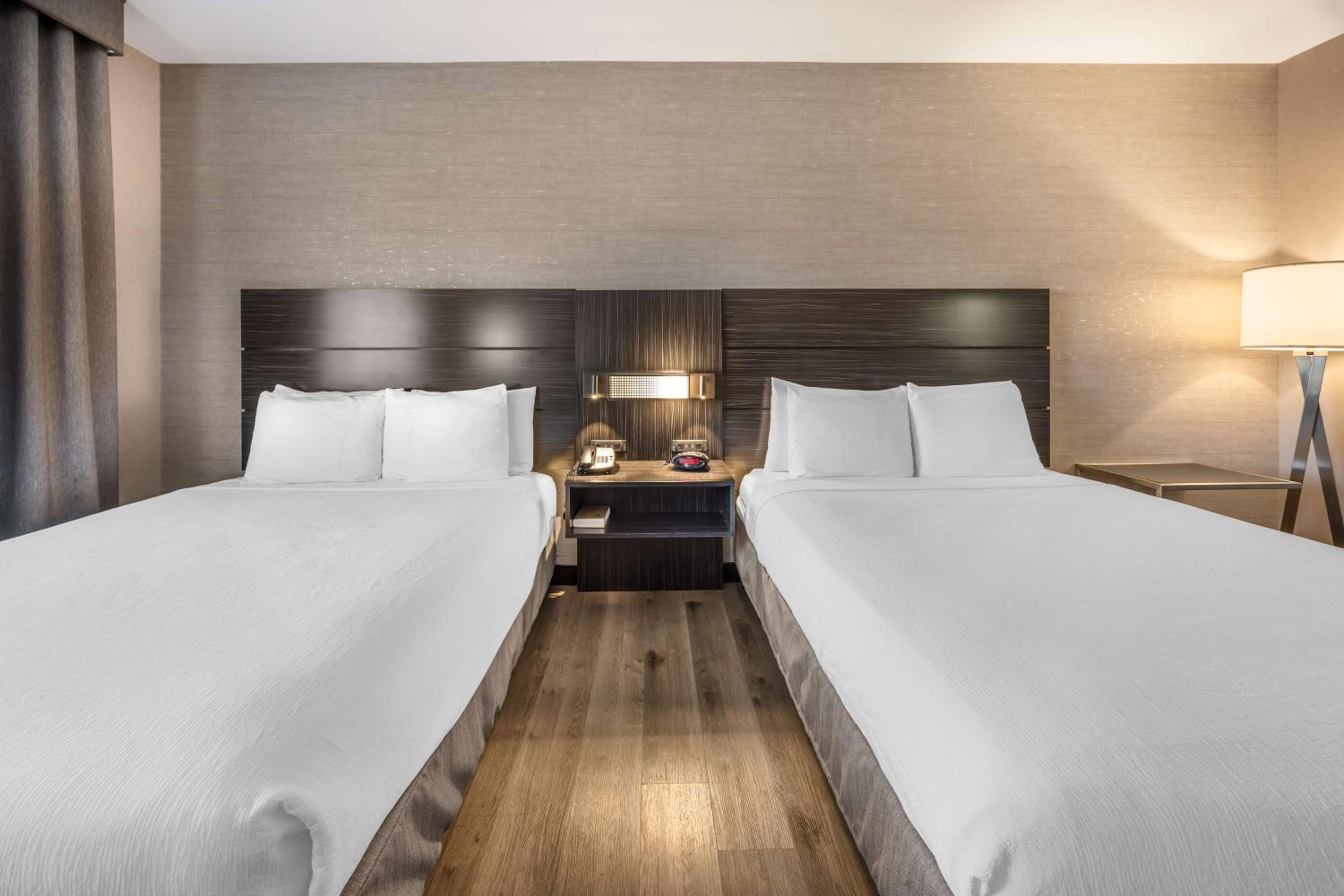 Queen Room with Two Queen Beds - Photo 7