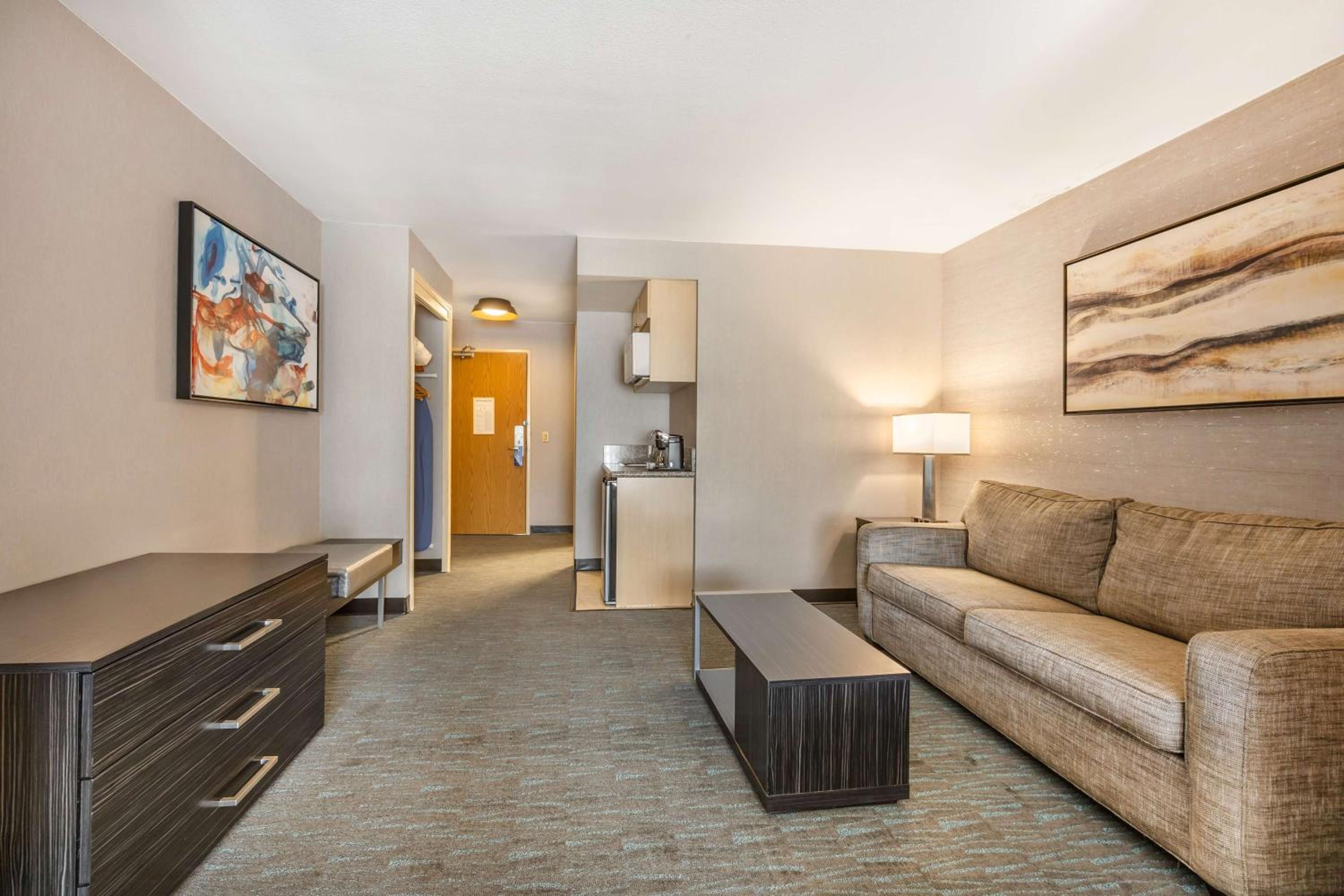 Queen Suite with two Queen Beds and One Sofa Bed - Non-Smoking - Photo 3