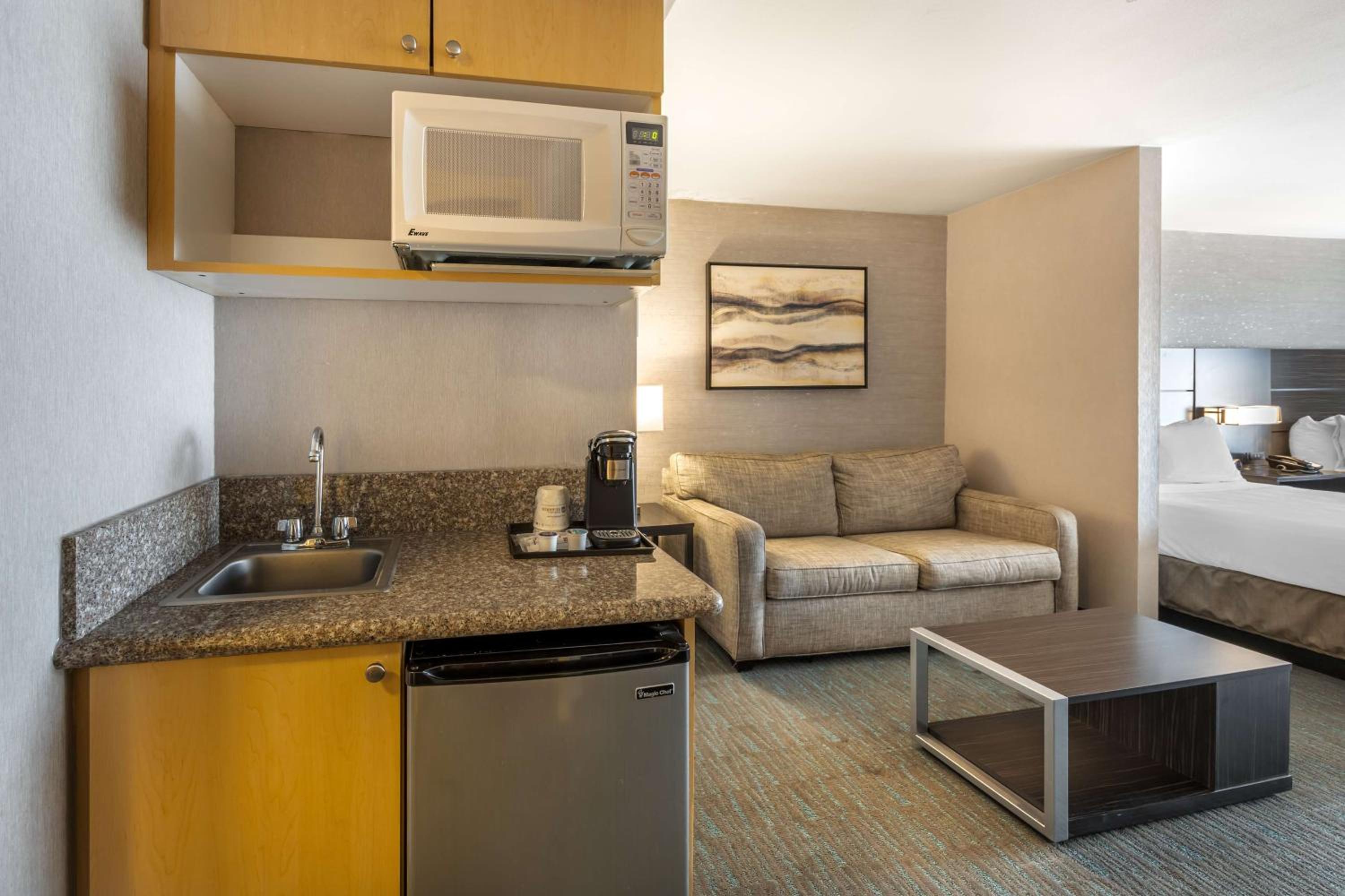 Queen Suite with two Queen Beds and One Sofa Bed - Non-Smoking - Photo 8