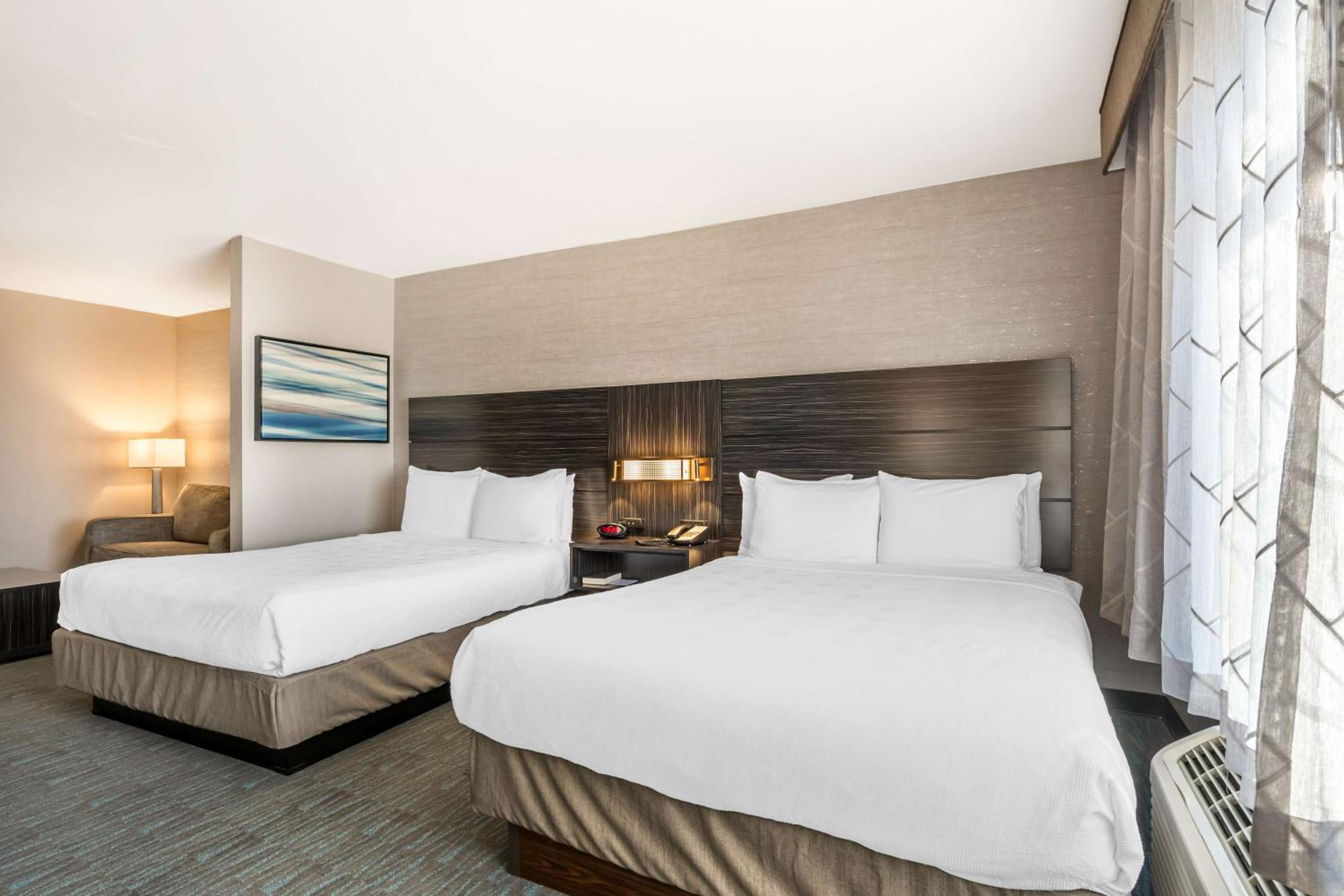 Queen Suite with two Queen Beds and One Sofa Bed - Non-Smoking - Photo 7