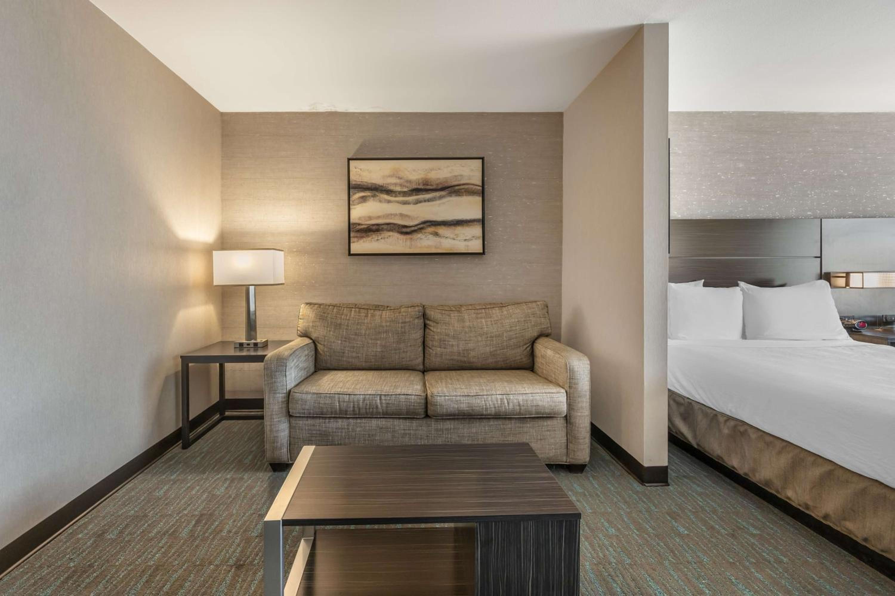Queen Suite with two Queen Beds and One Sofa Bed - Non-Smoking - Photo 1
