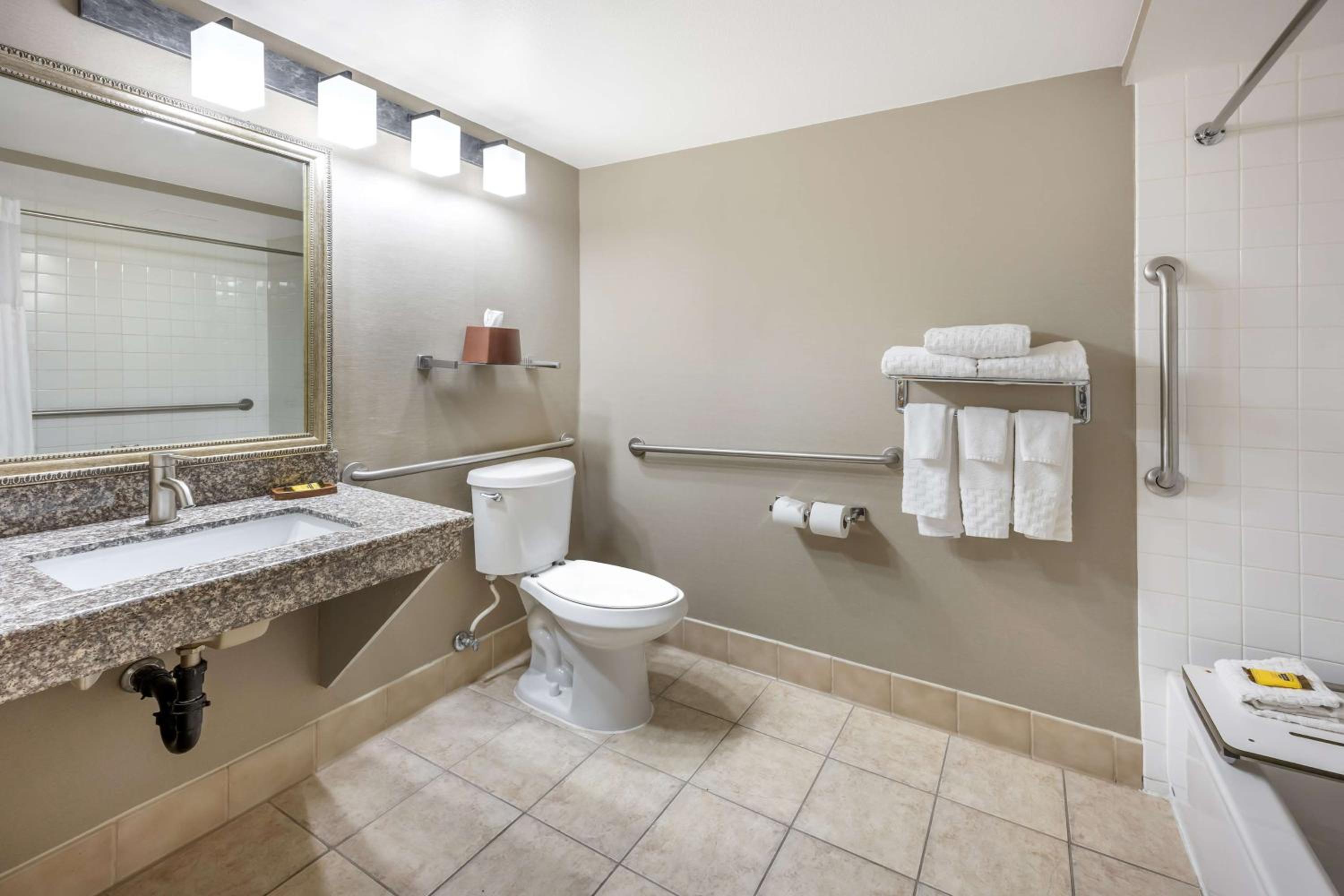 King Suite with Bath Tub - Disability Access/Non-Smoking  - Photo 2