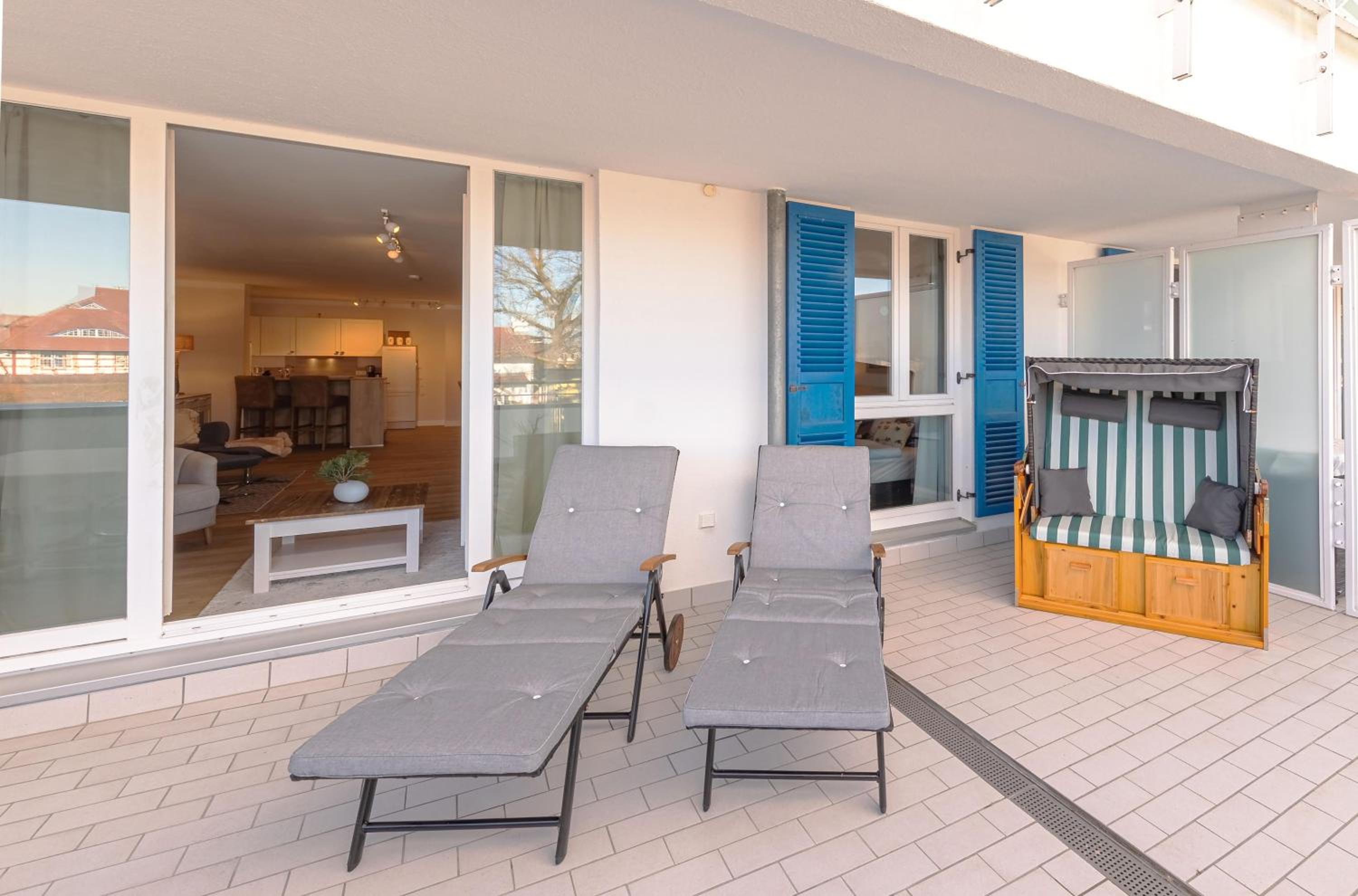 Apartment with Balcony photo 2