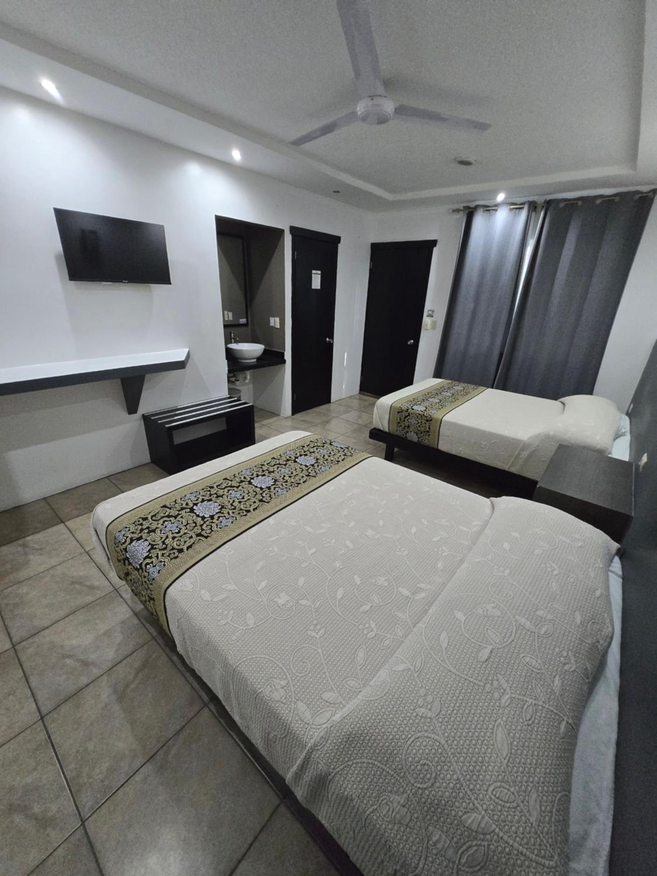 Deluxe Double Room with Two Double Beds - Photo 5