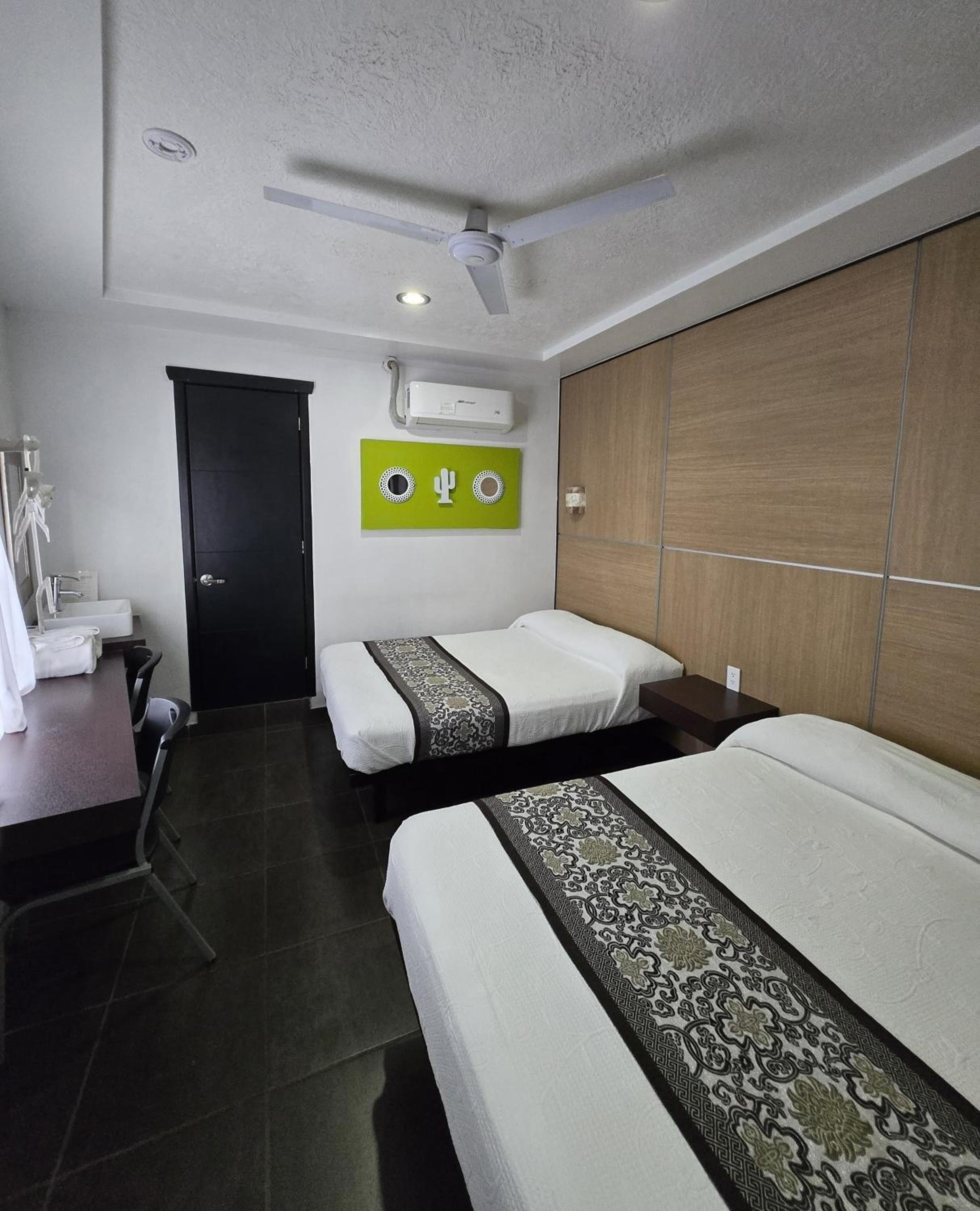 Deluxe Double Room with Two Double Beds - Photo 3