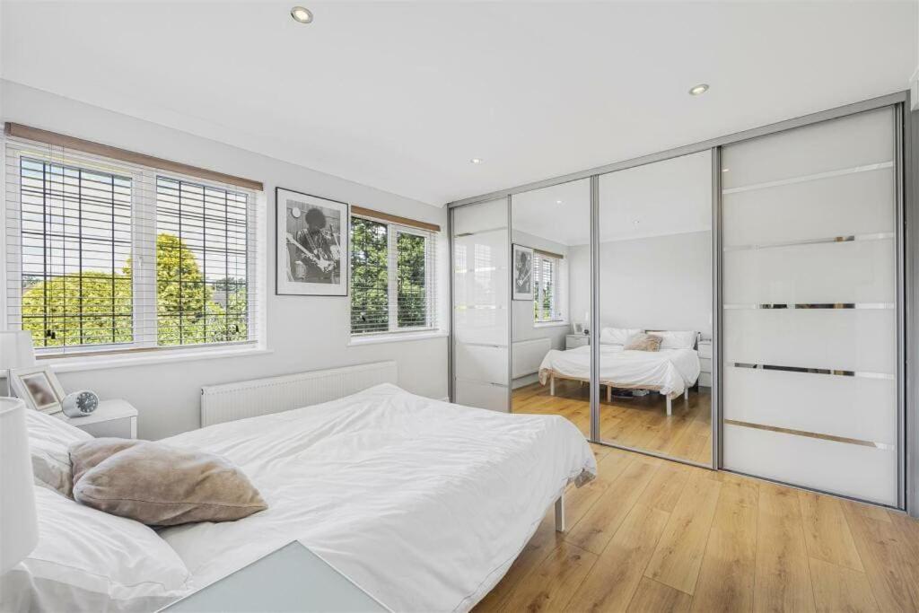 Five-Bedroom House photo 1