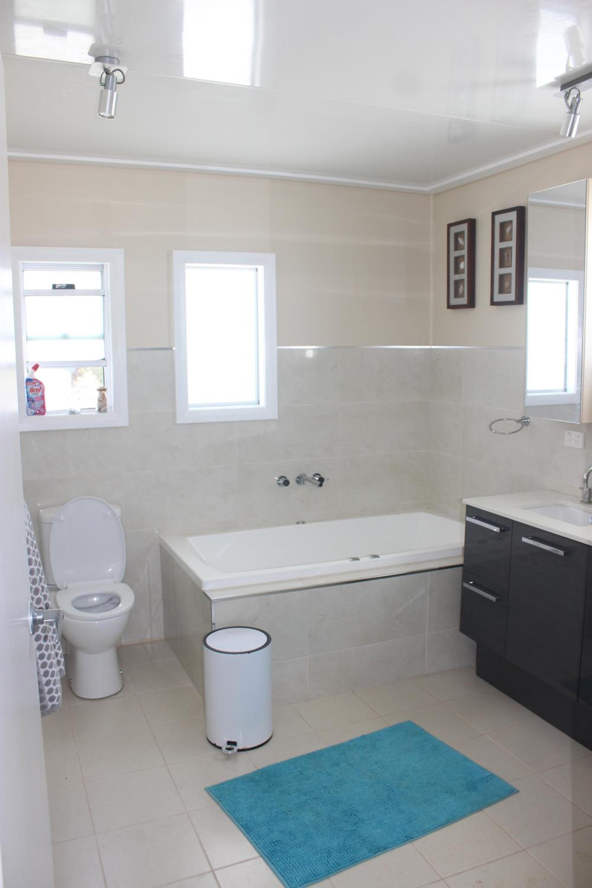 Five-Bedroom House photo 3
