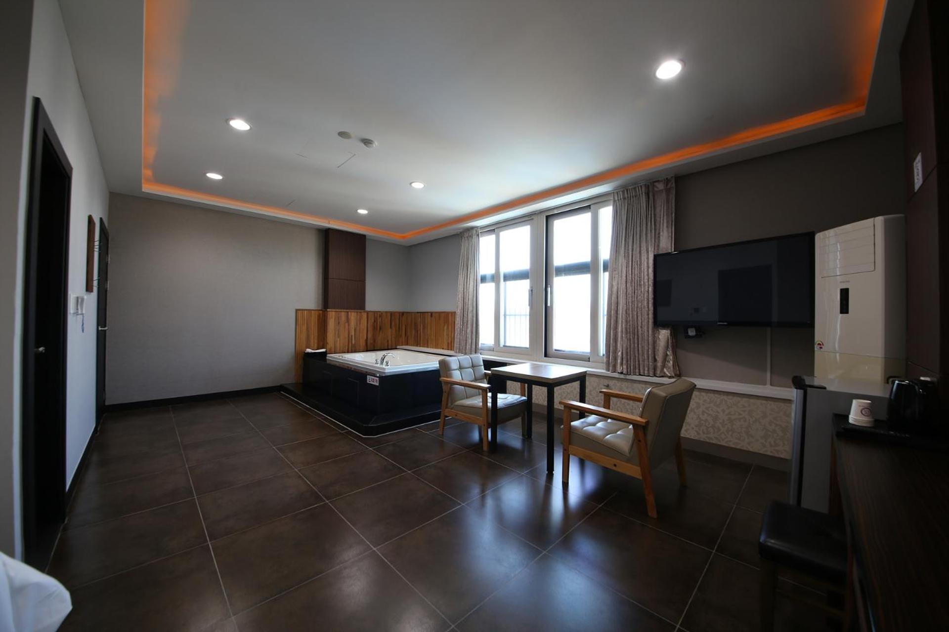 Double Room with Spa Bath photo 1