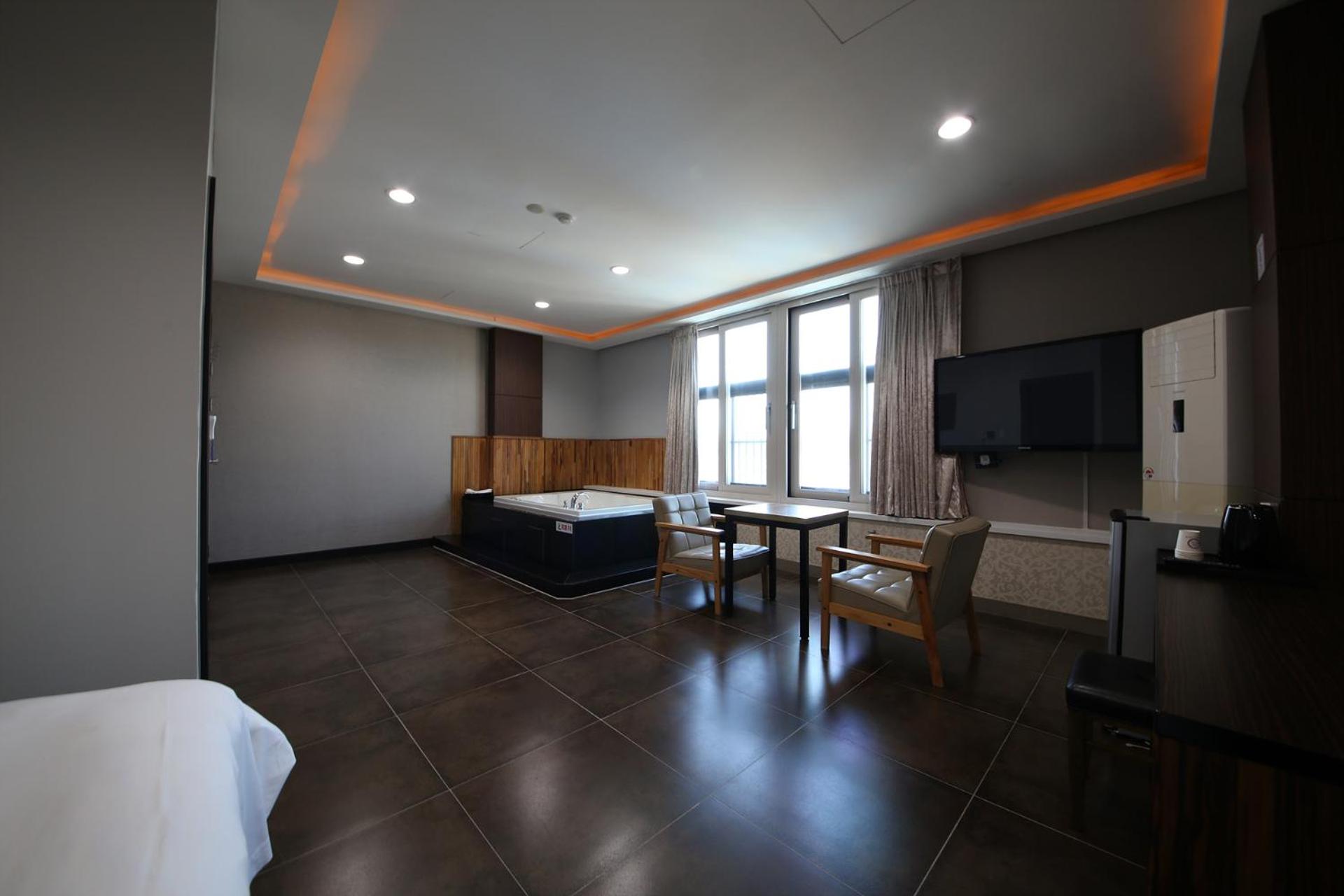 Double Room with Spa Bath photo 3