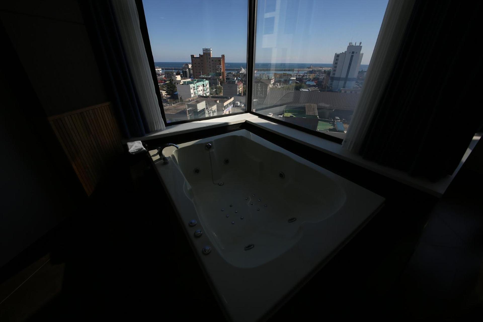 Double Room with Spa Bath photo 3