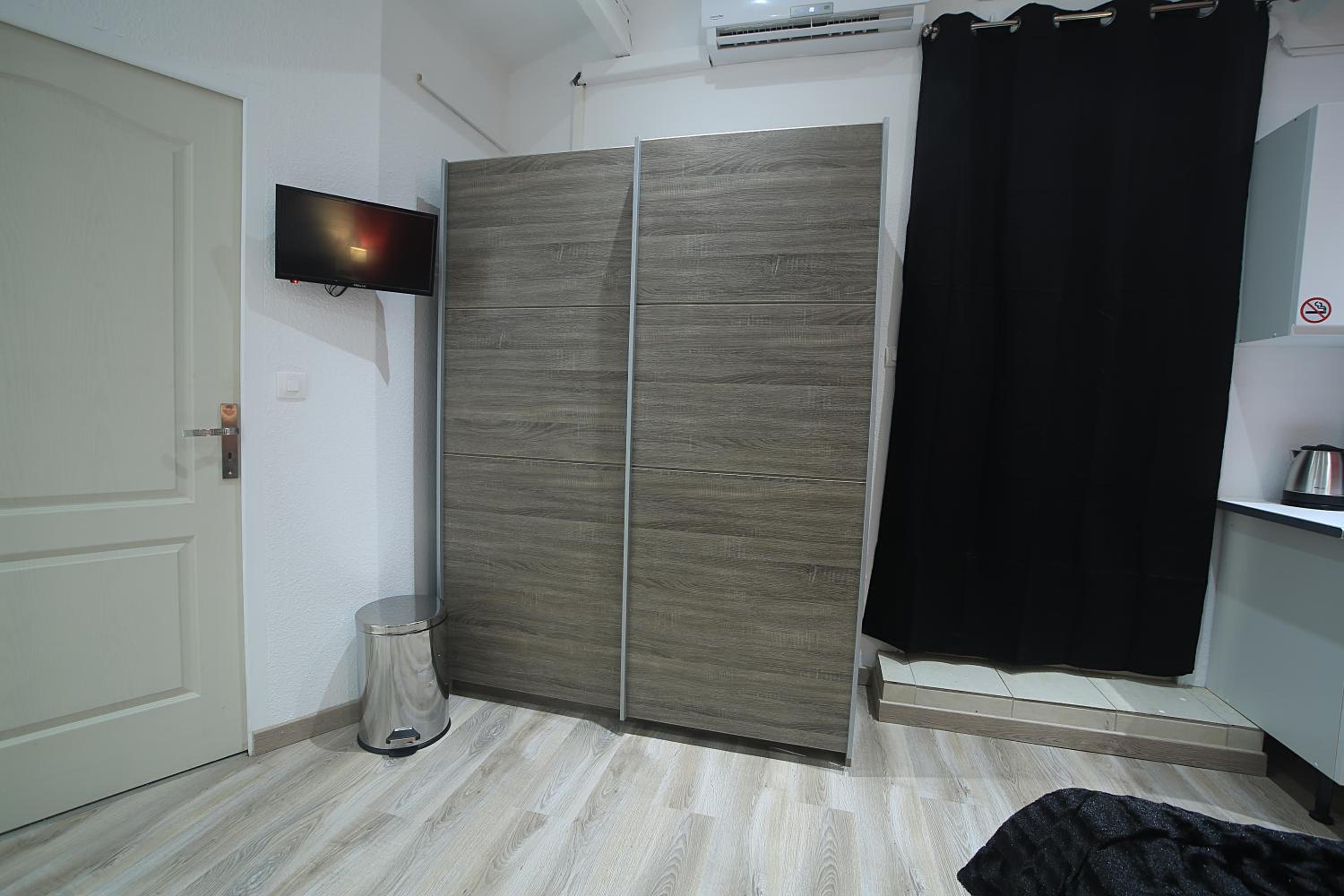 Apartment with Shower - Photo 3