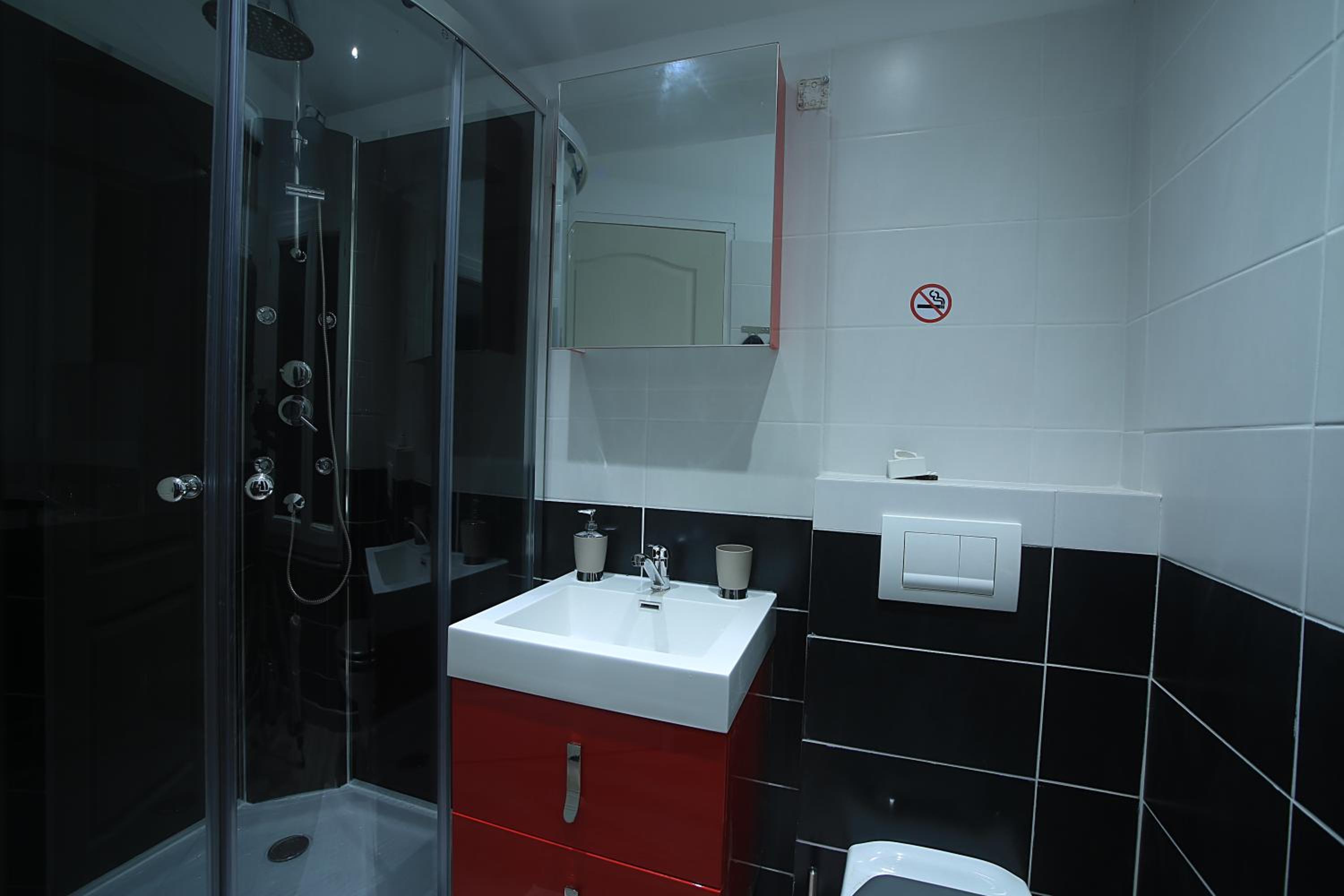 Apartment with Shower - Photo 4