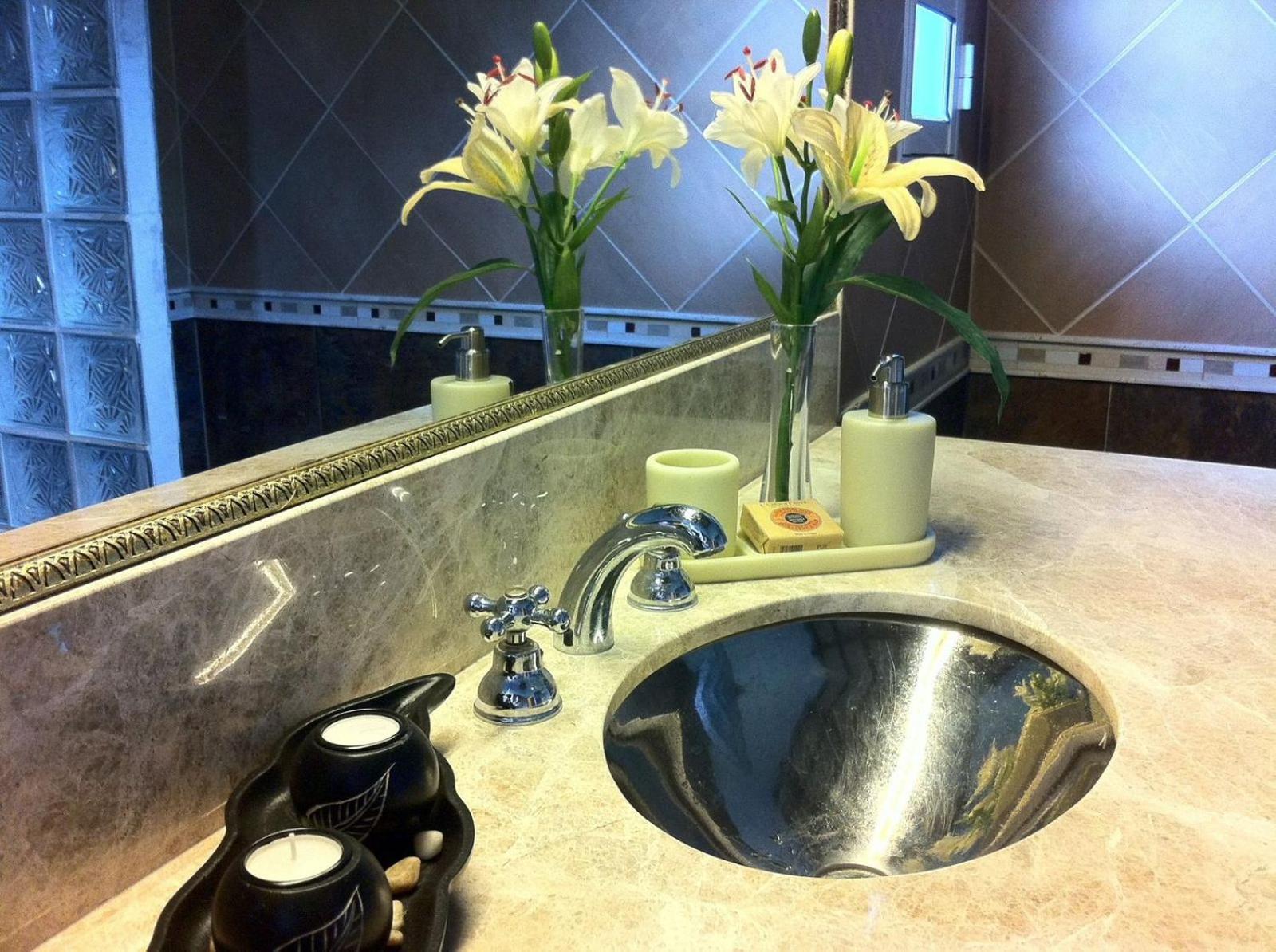 Deluxe Double Room with Bath photo 1