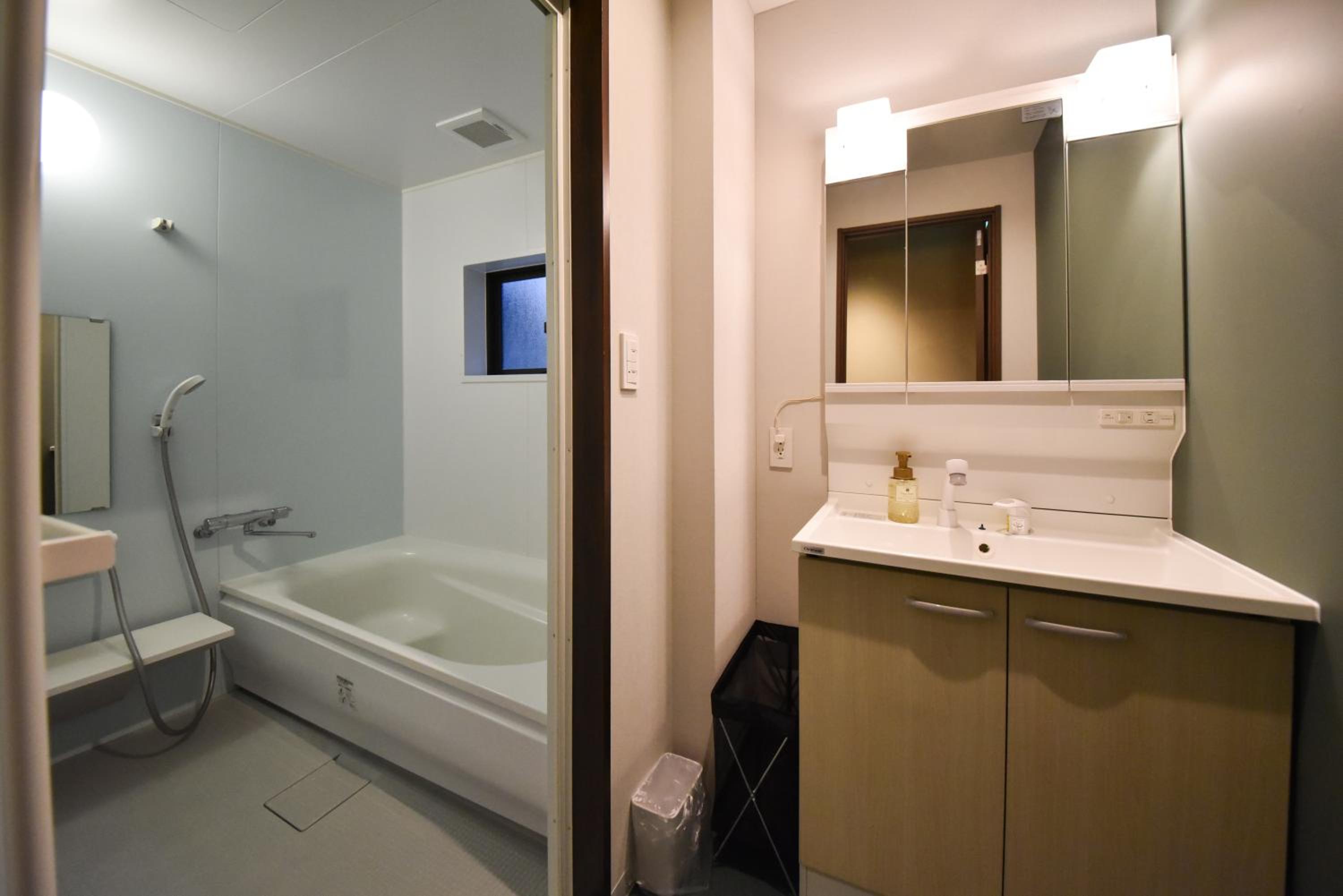 Quadruple Room with Private Bathroom photo 3