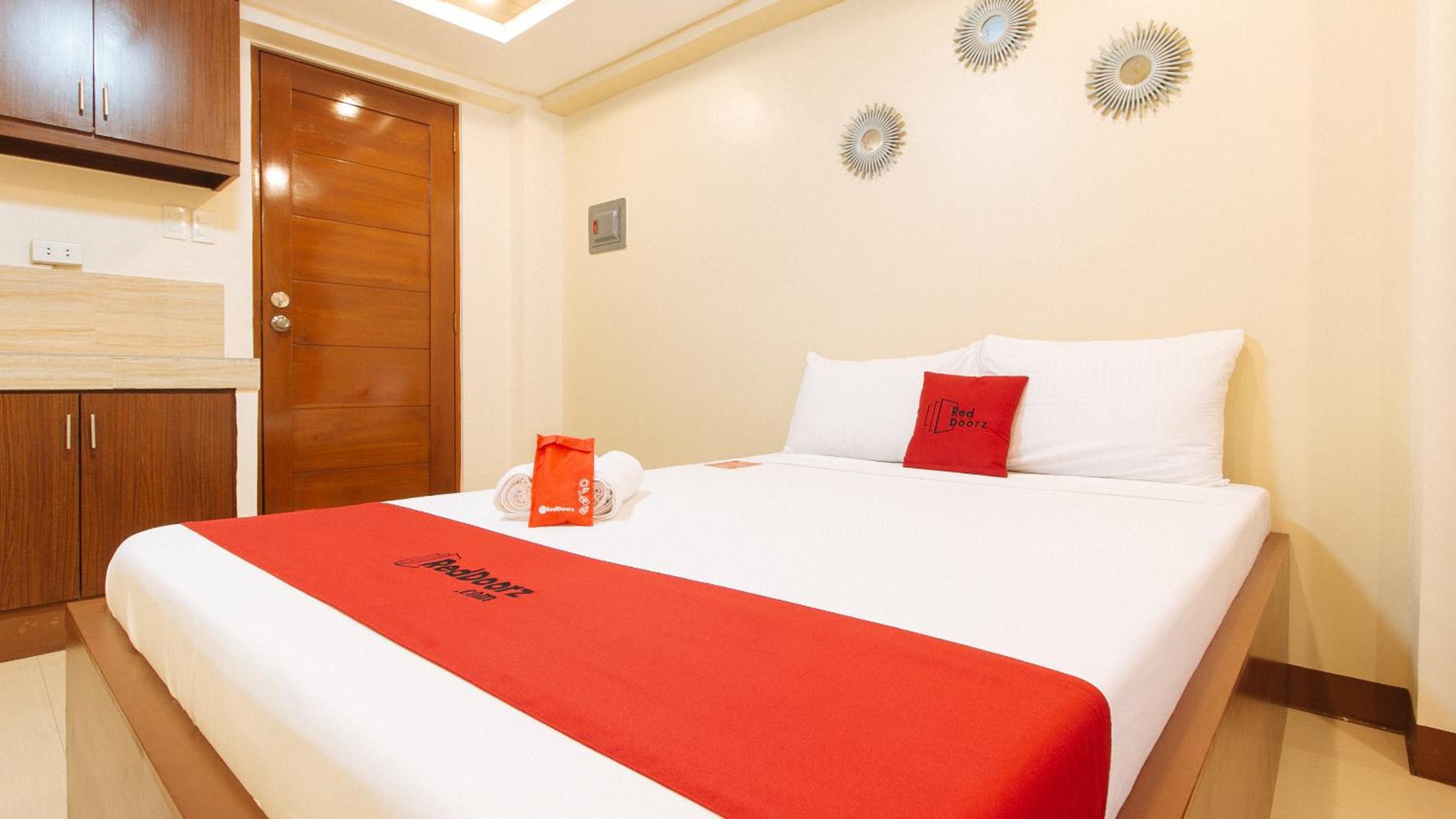 Deluxe Room - Photo 12