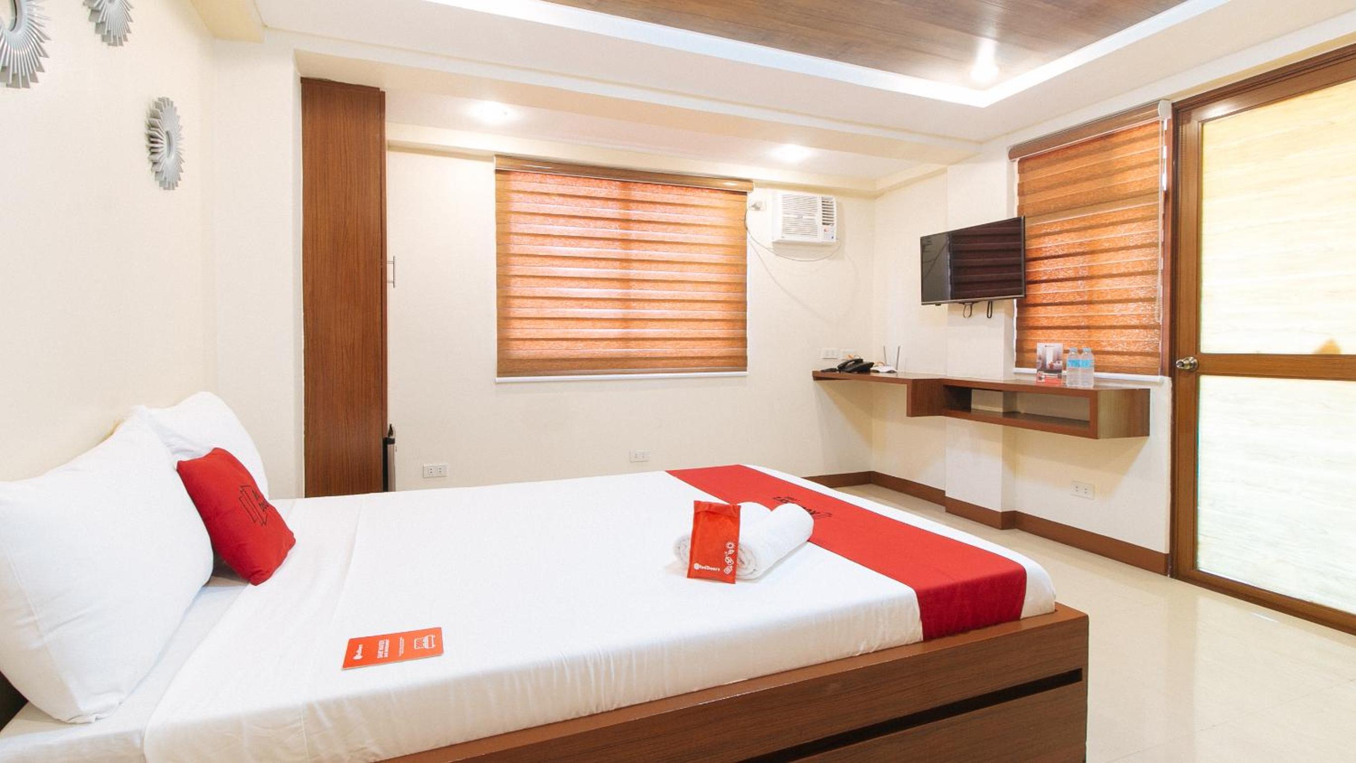 Deluxe Room - Photo 11