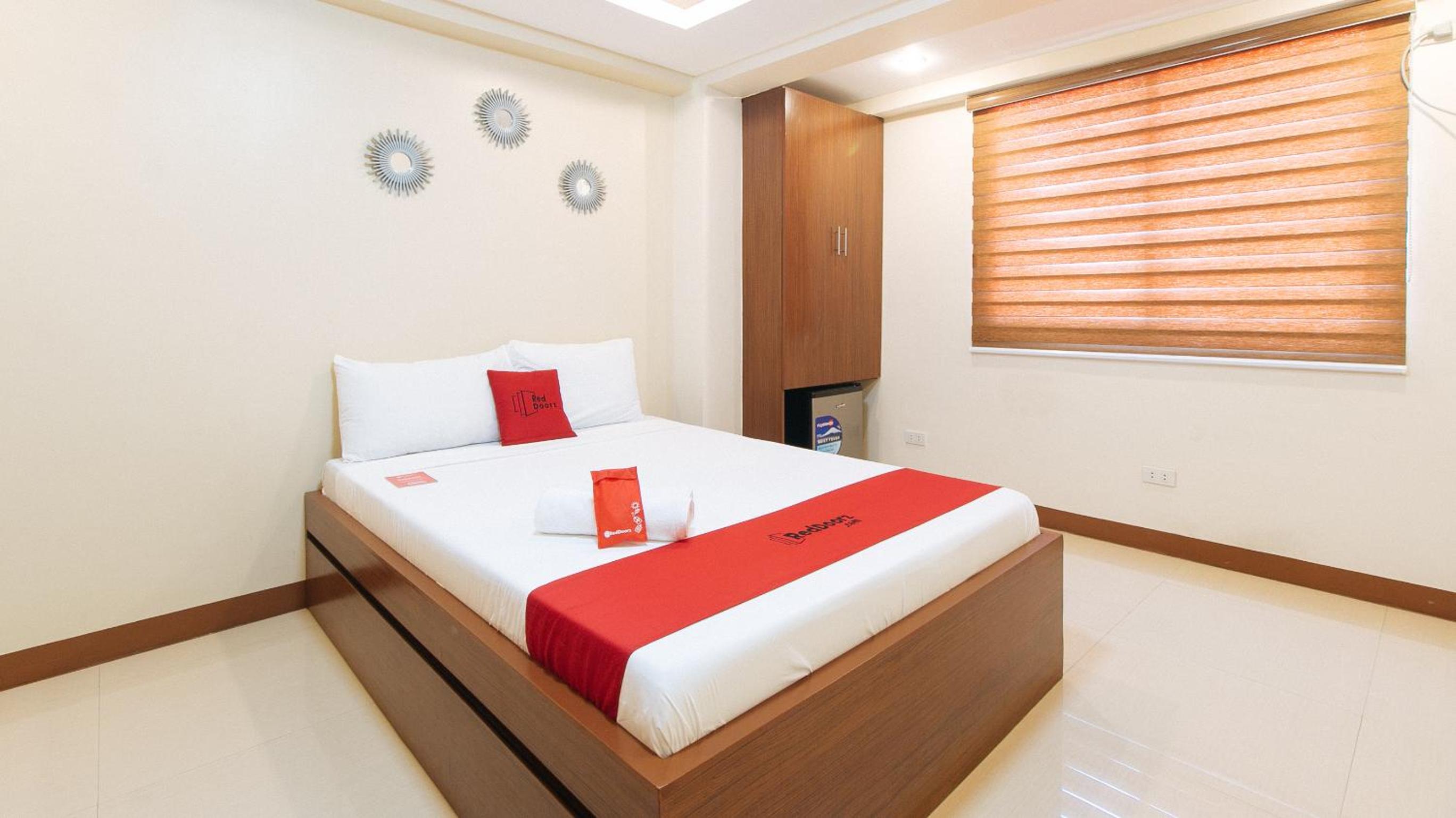 Deluxe Room - Photo 10