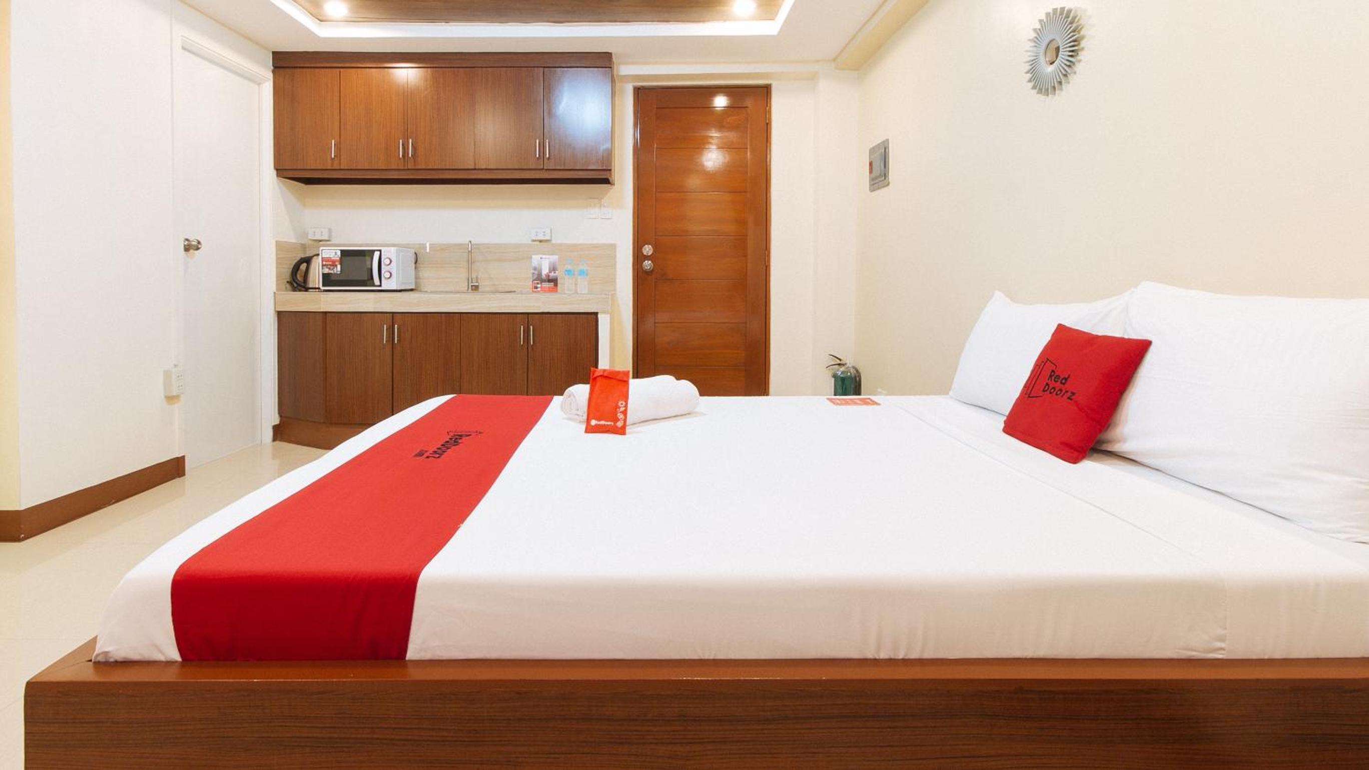 Deluxe Room - Photo 13