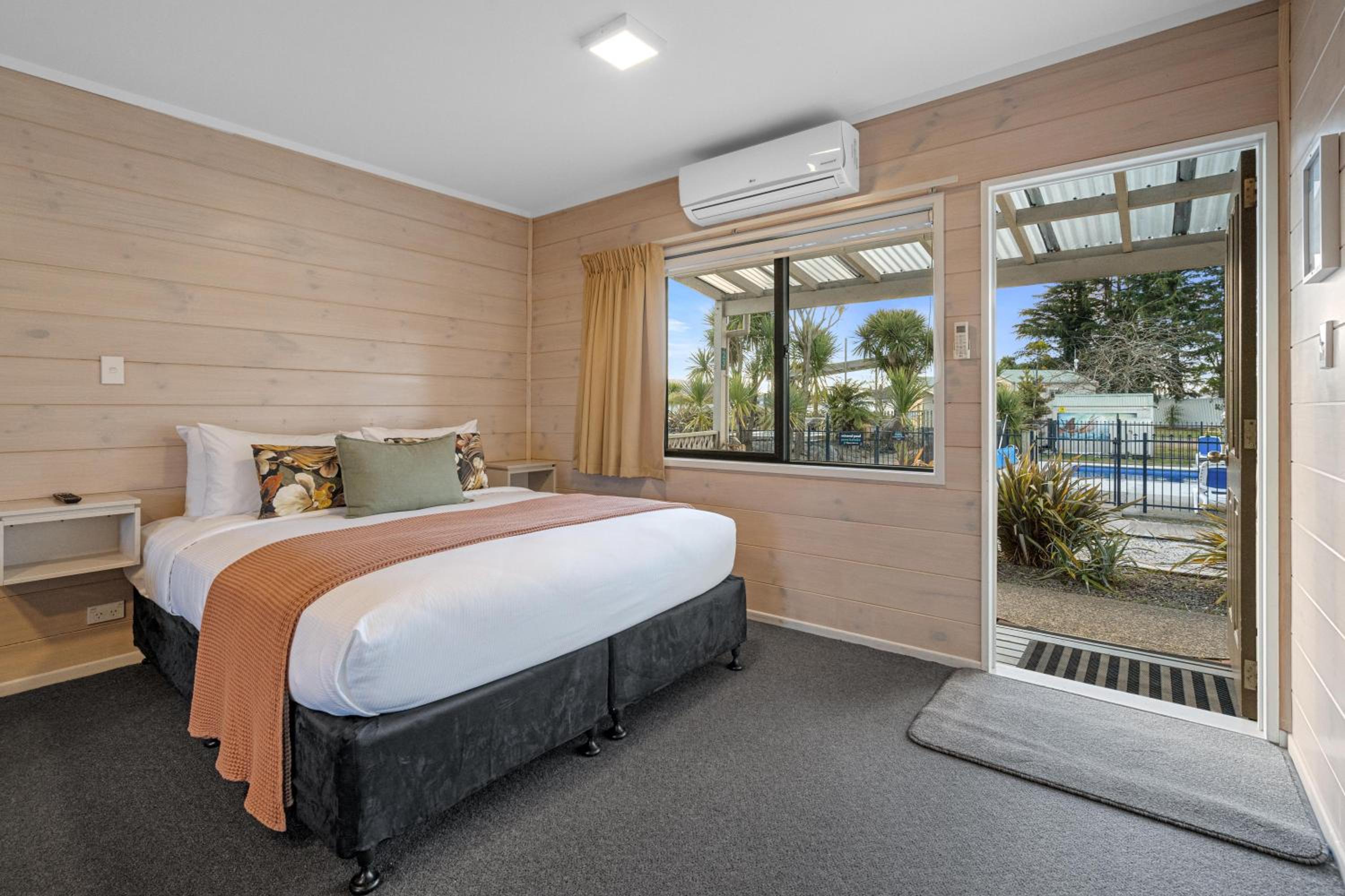 Deluxe Poolside Room