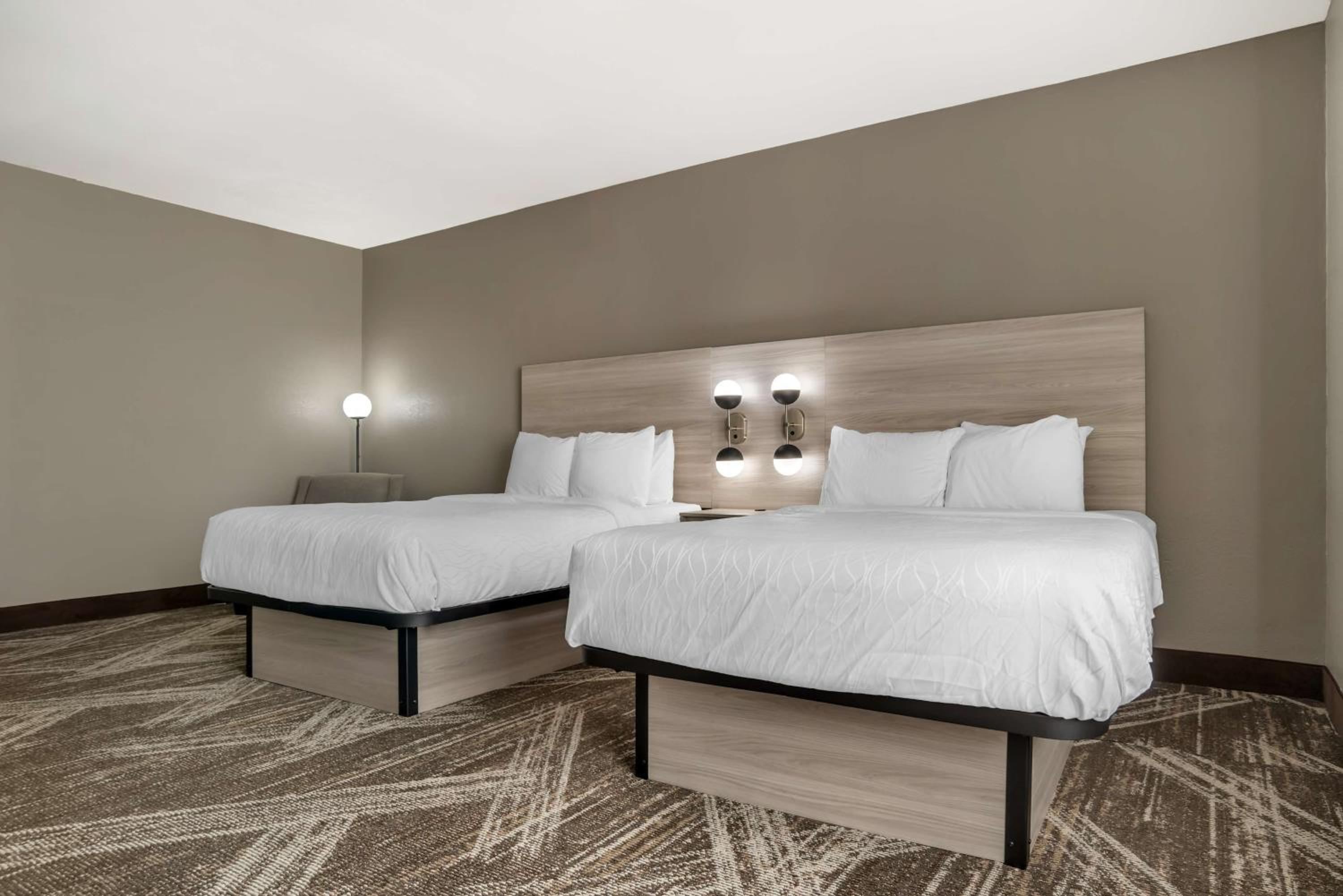 Queen Room with Two Queen Beds - Disability Access/Non-Smoking - Photo 5