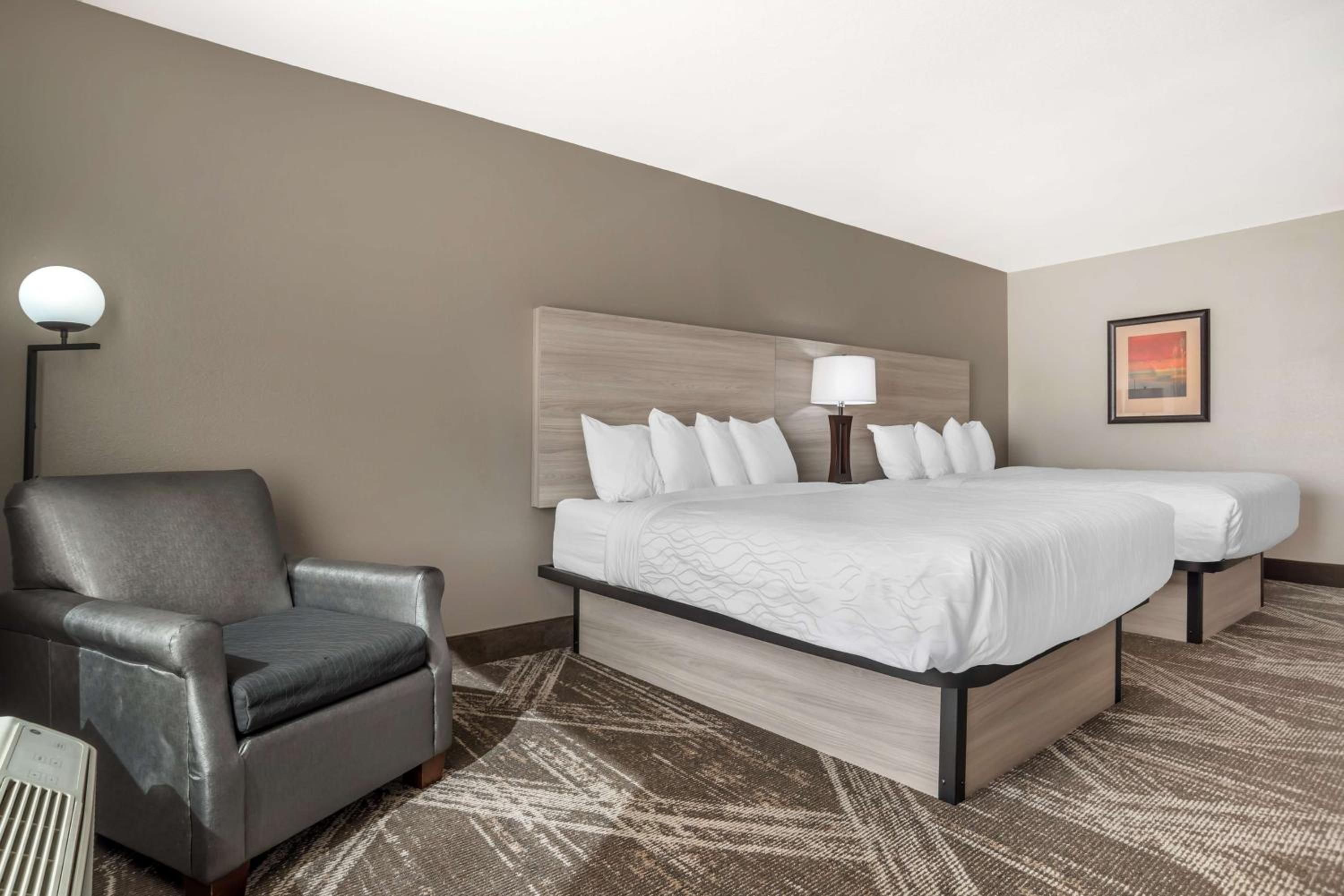Queen Room with Two Queen Beds - Non-Smoking - Photo 4
