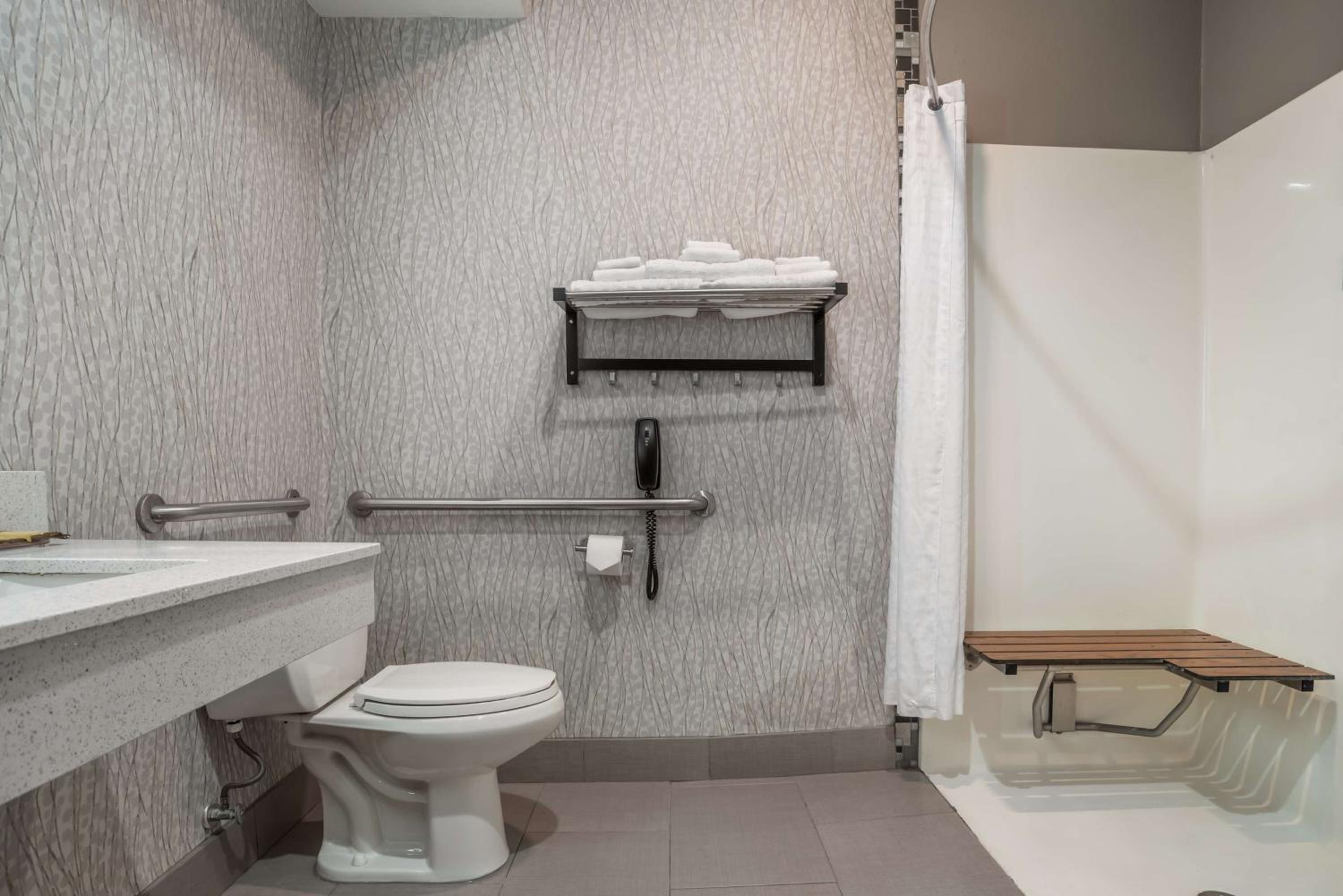 Queen Room with Two Queen Beds - Disability Access/Non-Smoking - Photo 4