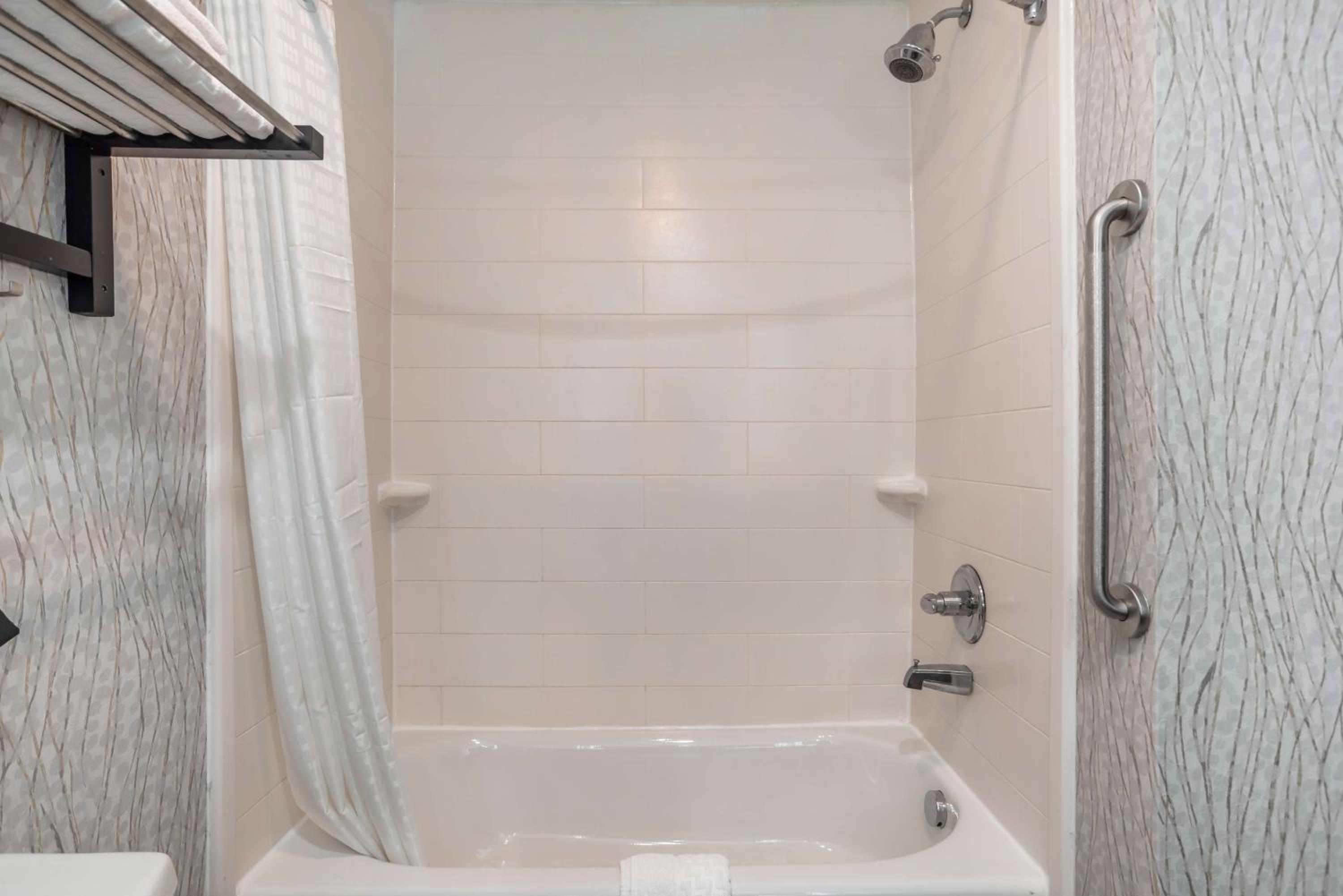 King Suite - Disability Access - Photo 3