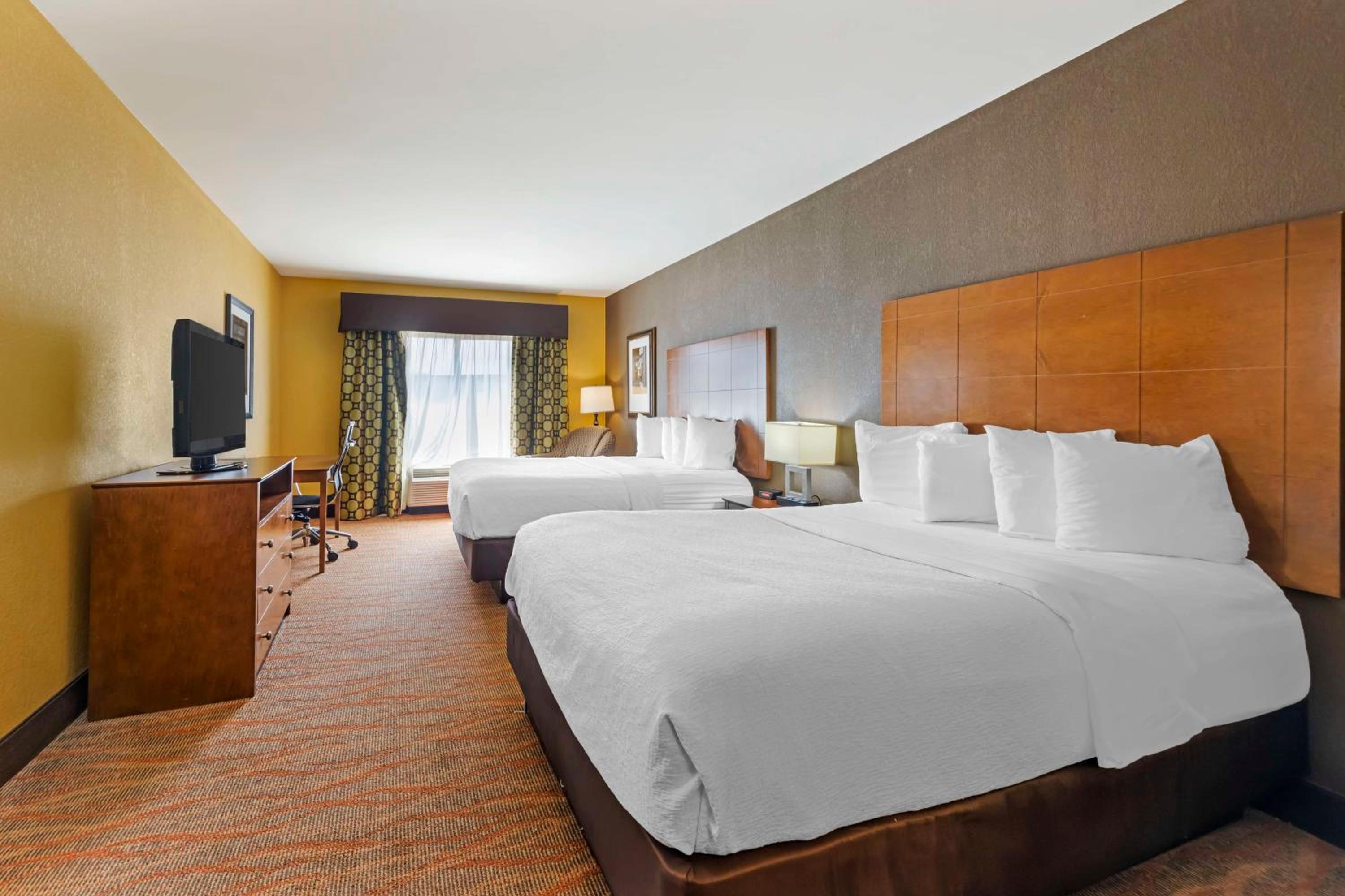 Queen Room with Two Queen Beds - Disability Access/Non-Smoking photo 3