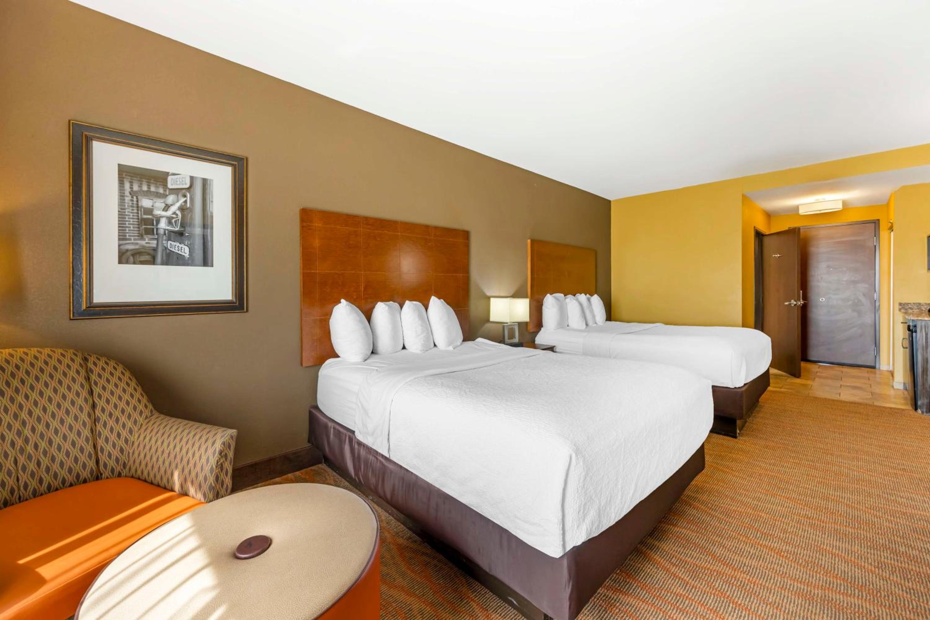 Queen Room with Two Queen Beds - Non-Smoking photo 2