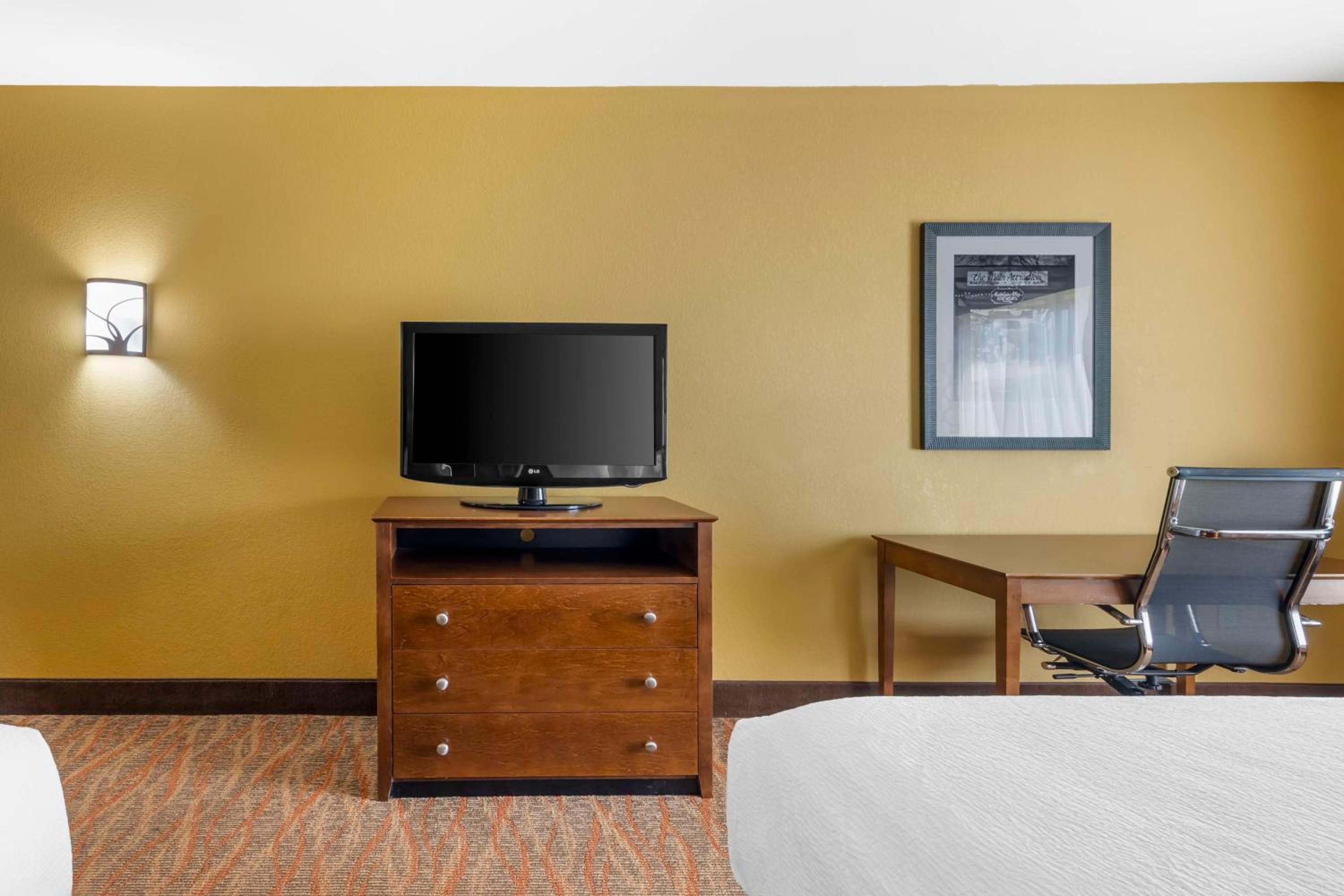 Queen Room with Two Queen Beds - Non-Smoking photo 1