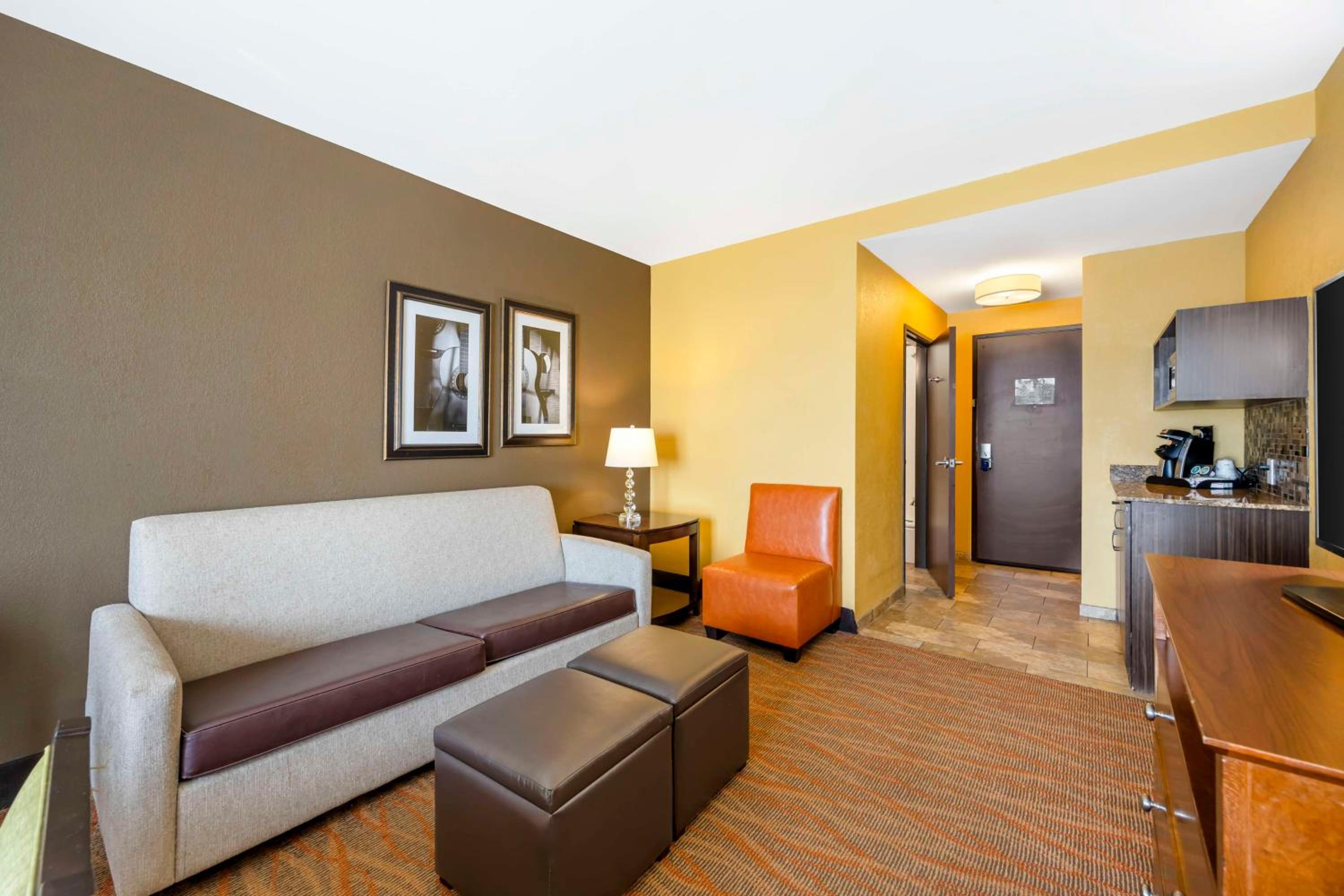 King Suite with Sofa Bed - Non-Smoking photo 1