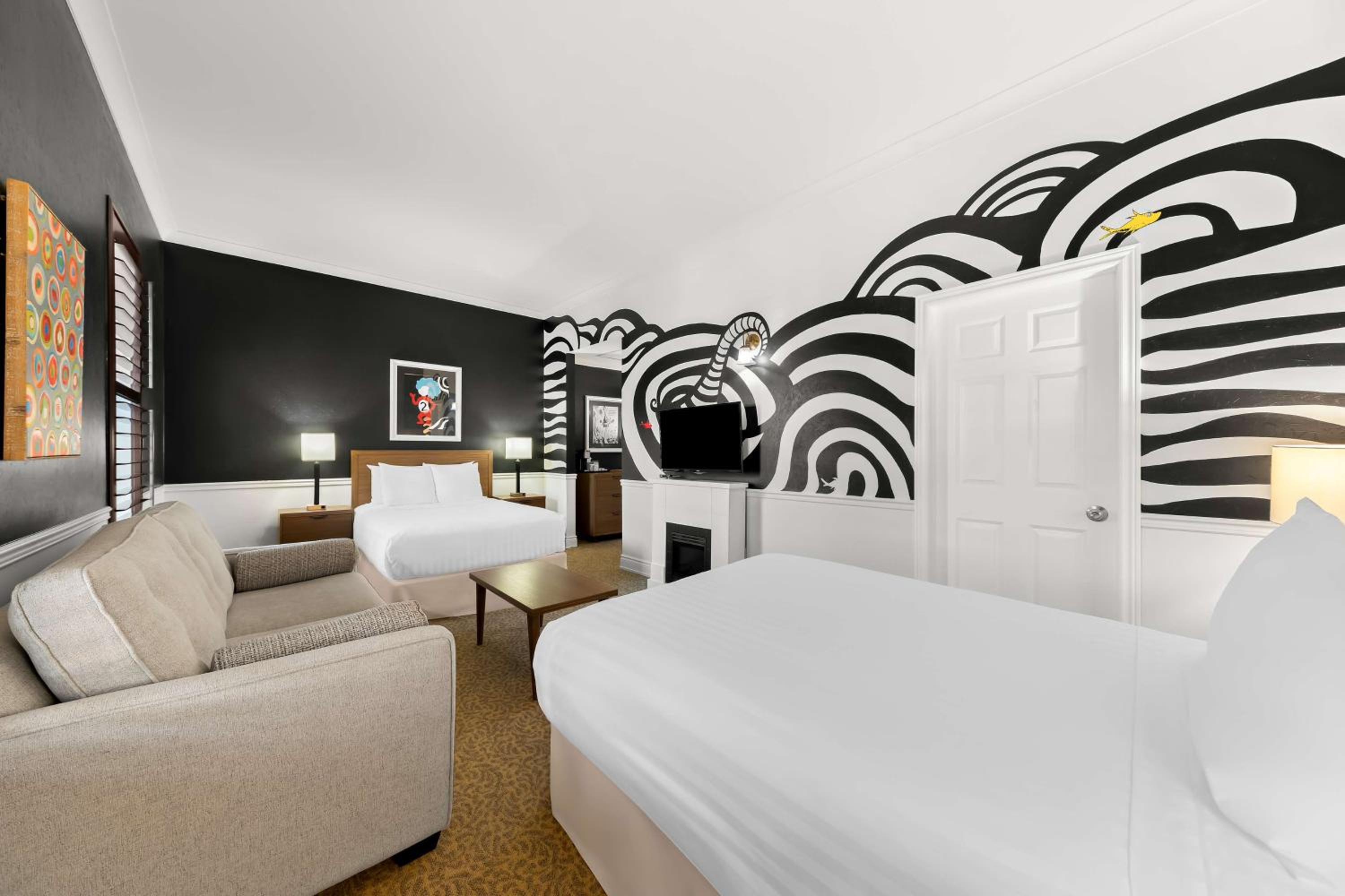 Suite with Two Double Beds and Sitting Area - Non-Smoking photo 3