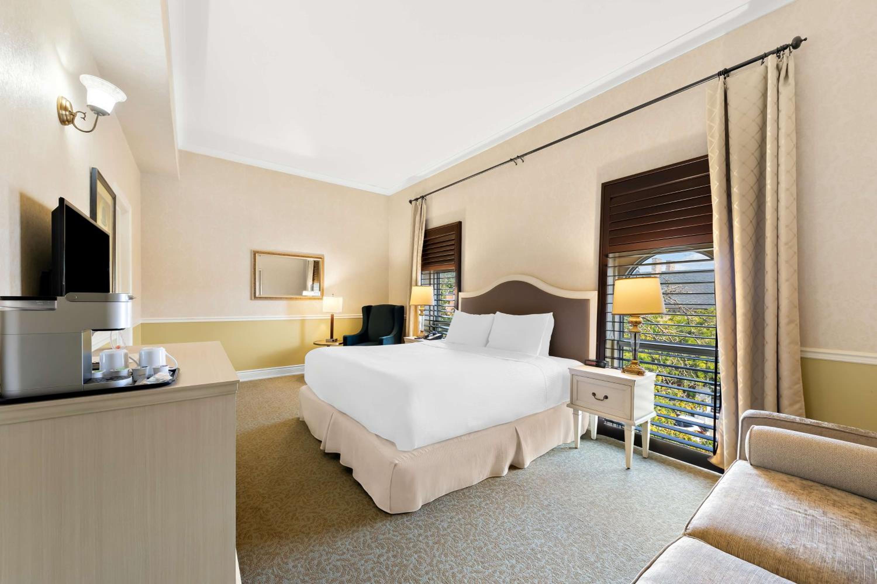 King Suite - Non-Smoking photo 3