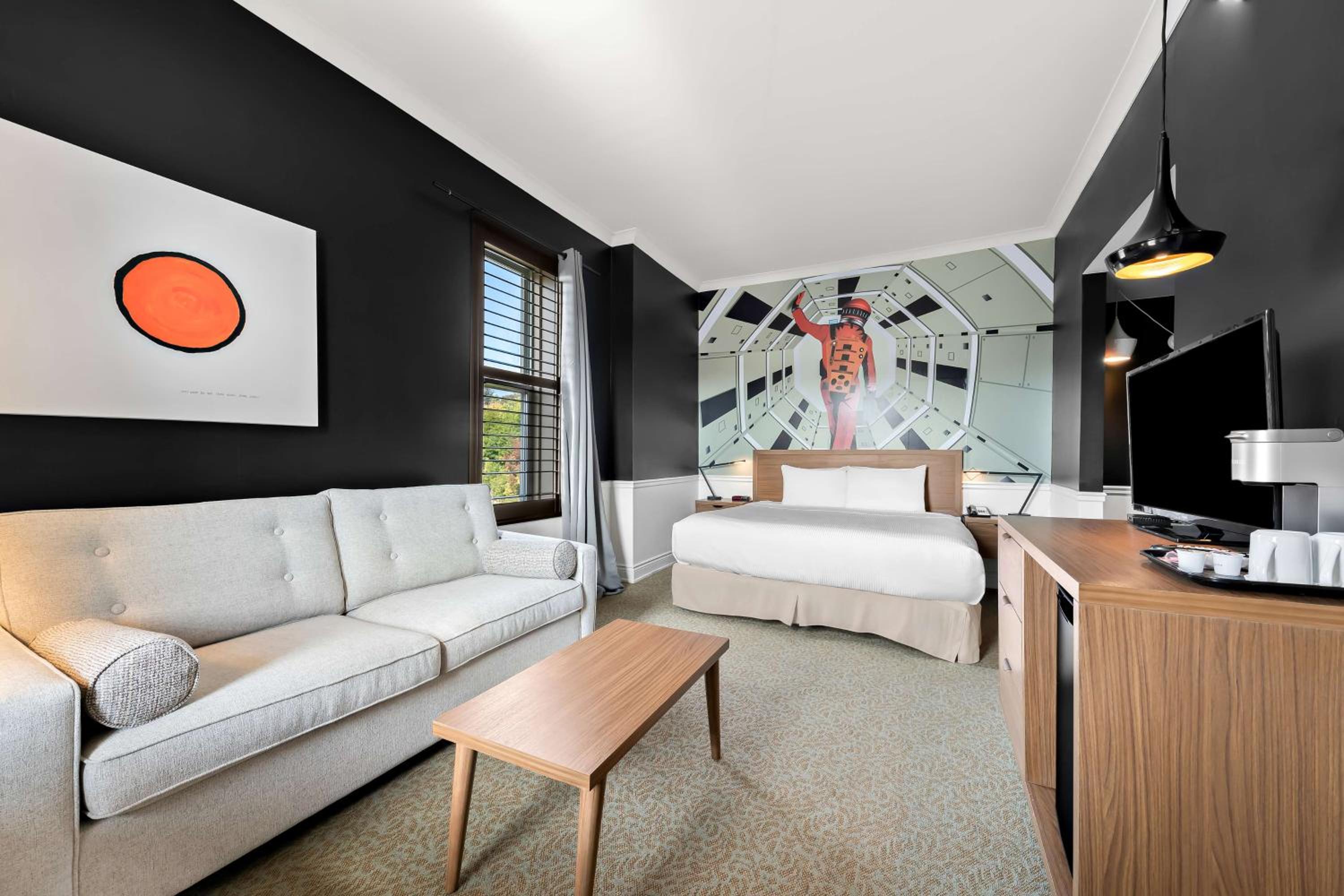 King Suite - Non-Smoking photo 2