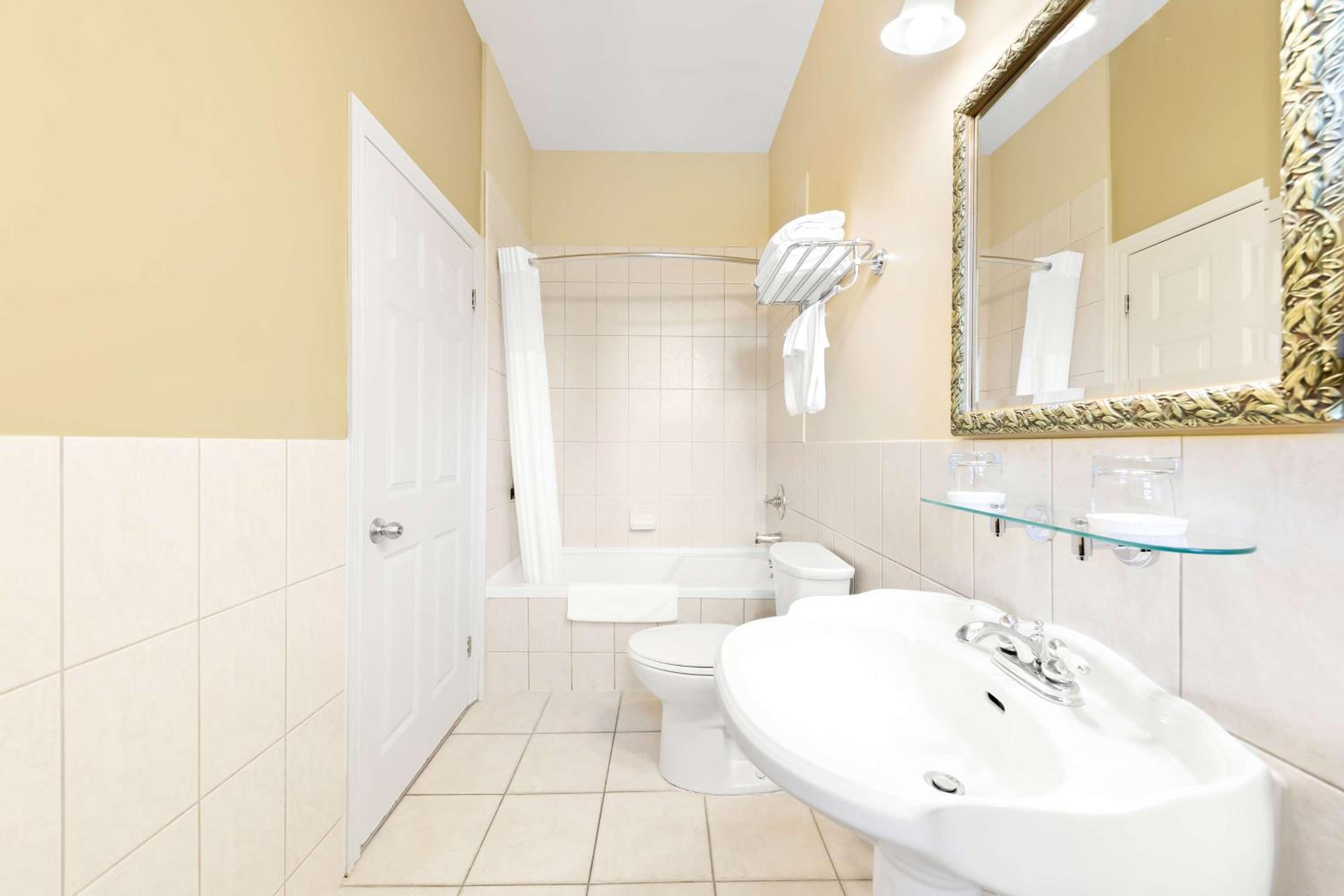 Suite with Two Double Beds and Living Area - Non-Smoking photo 3
