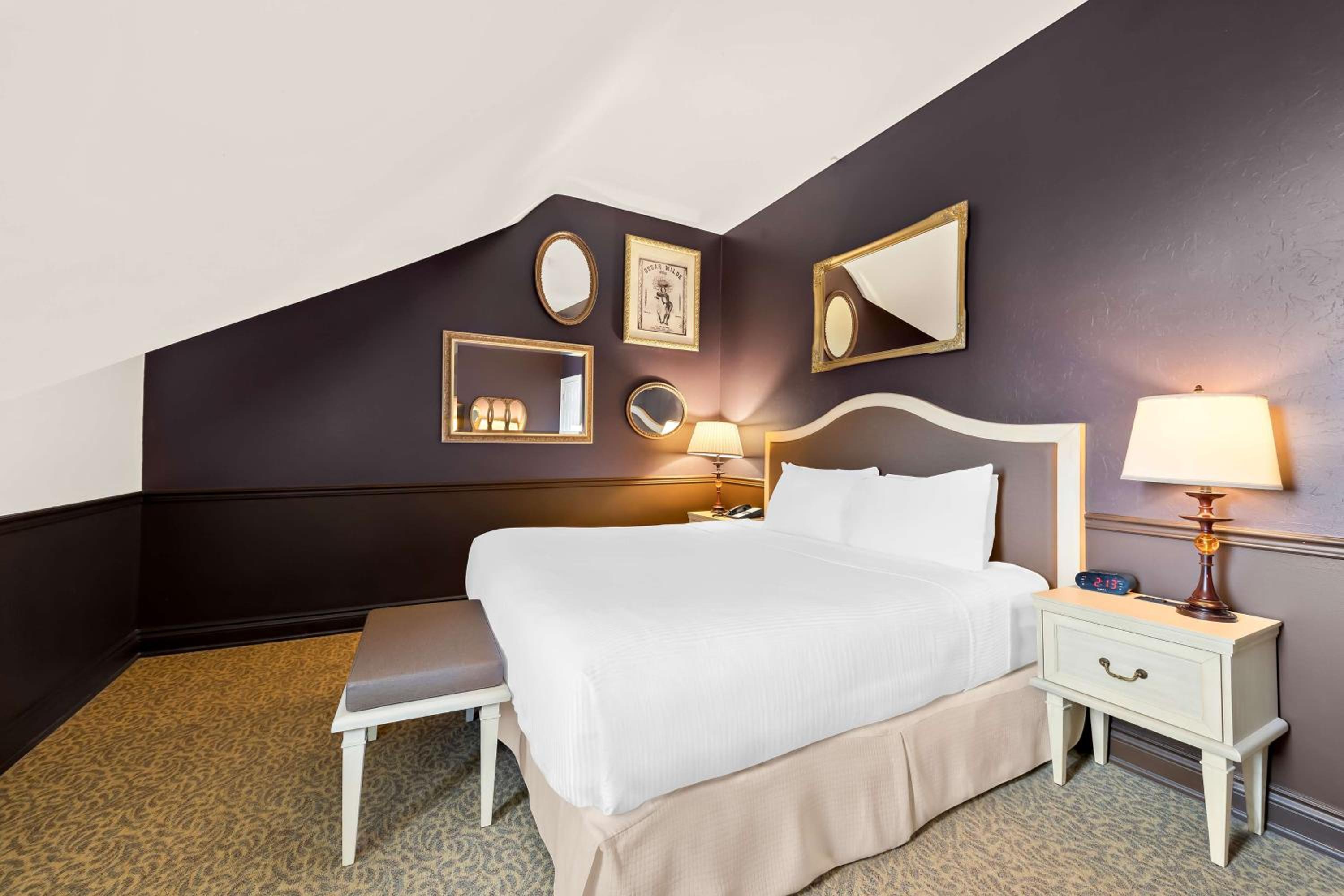 King Suite with Living Area - Non-Smoking photo 1