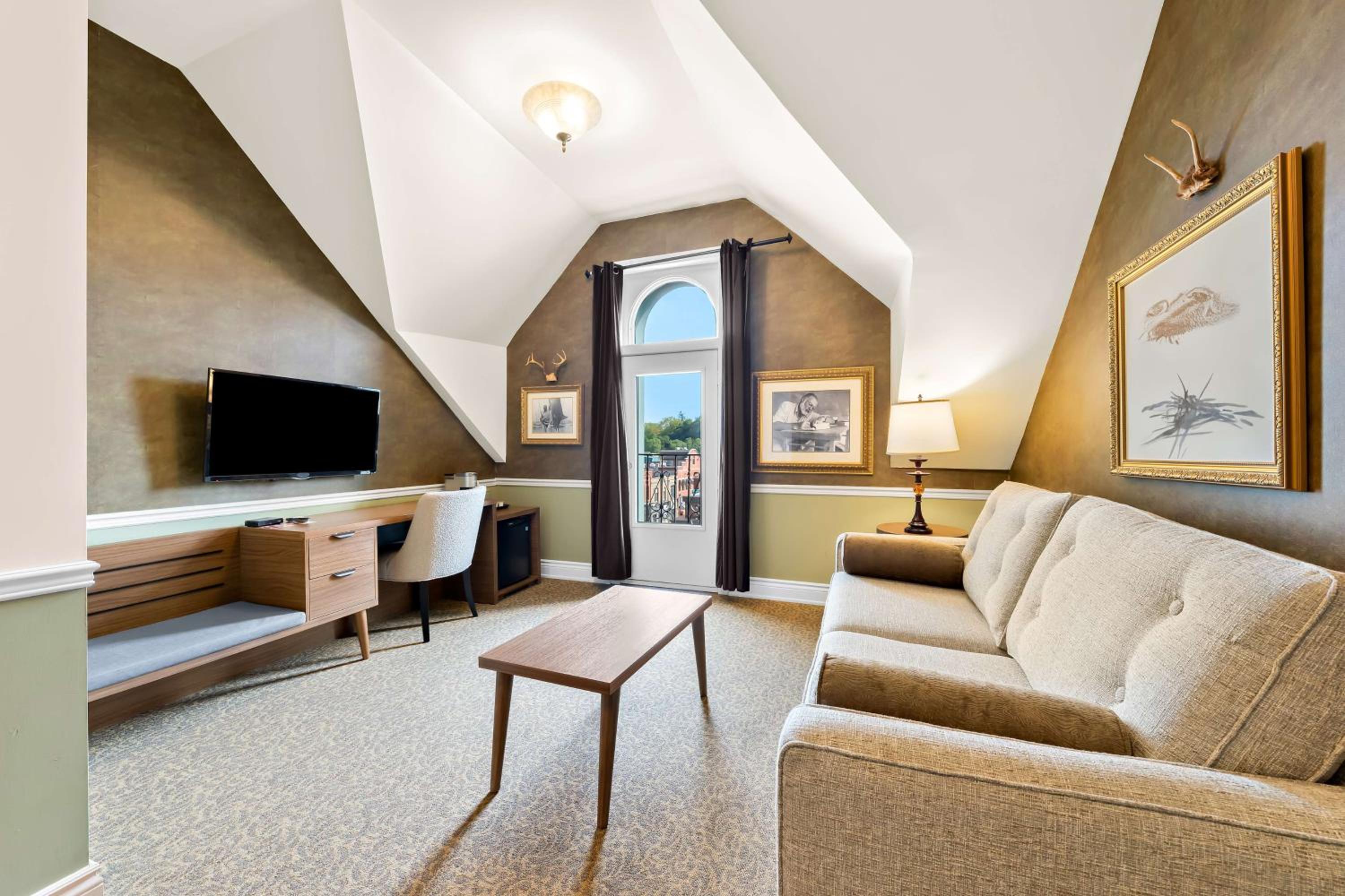 King Suite with Living Area - Non-Smoking photo 2