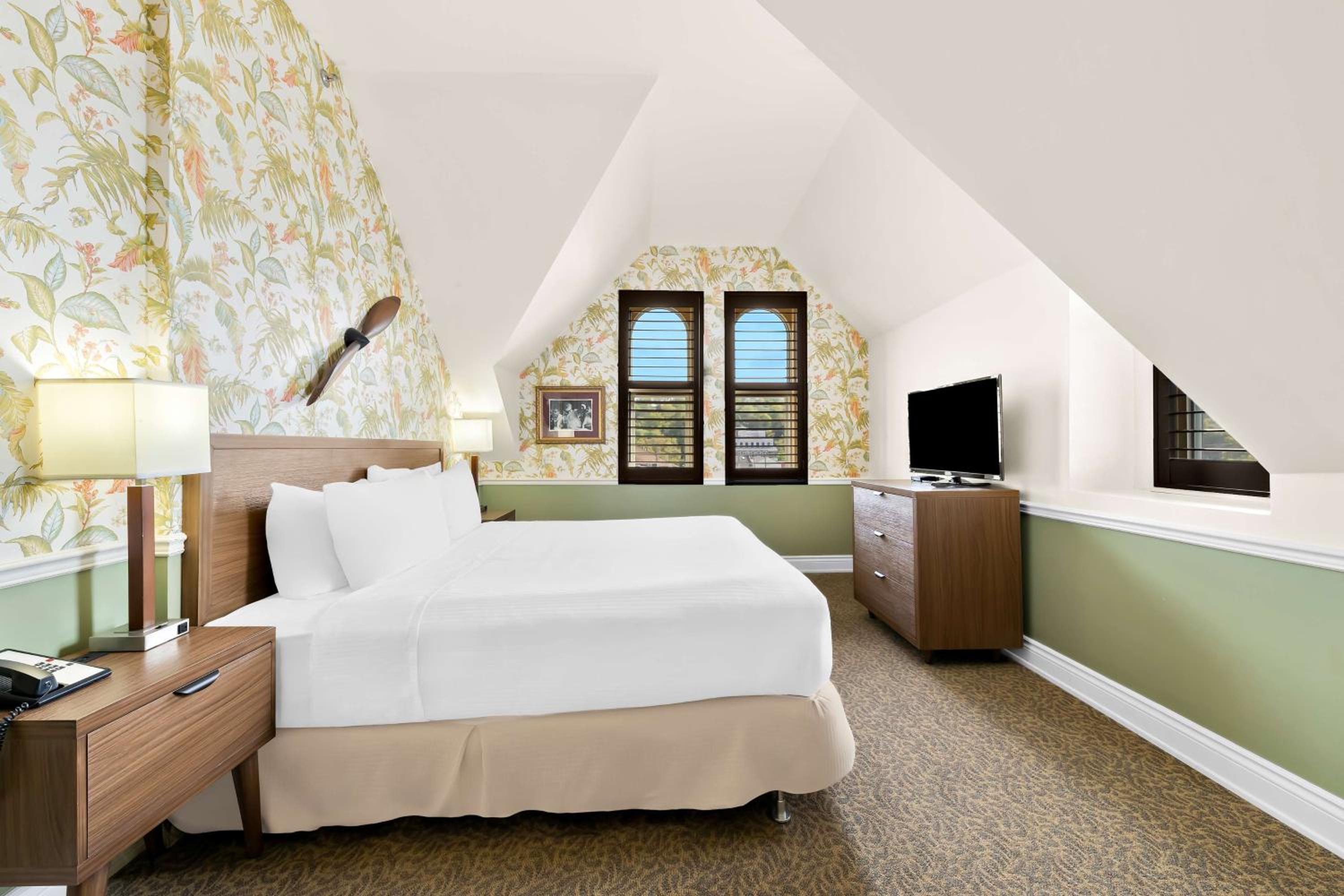 King Suite with Living Area - Non-Smoking photo 3