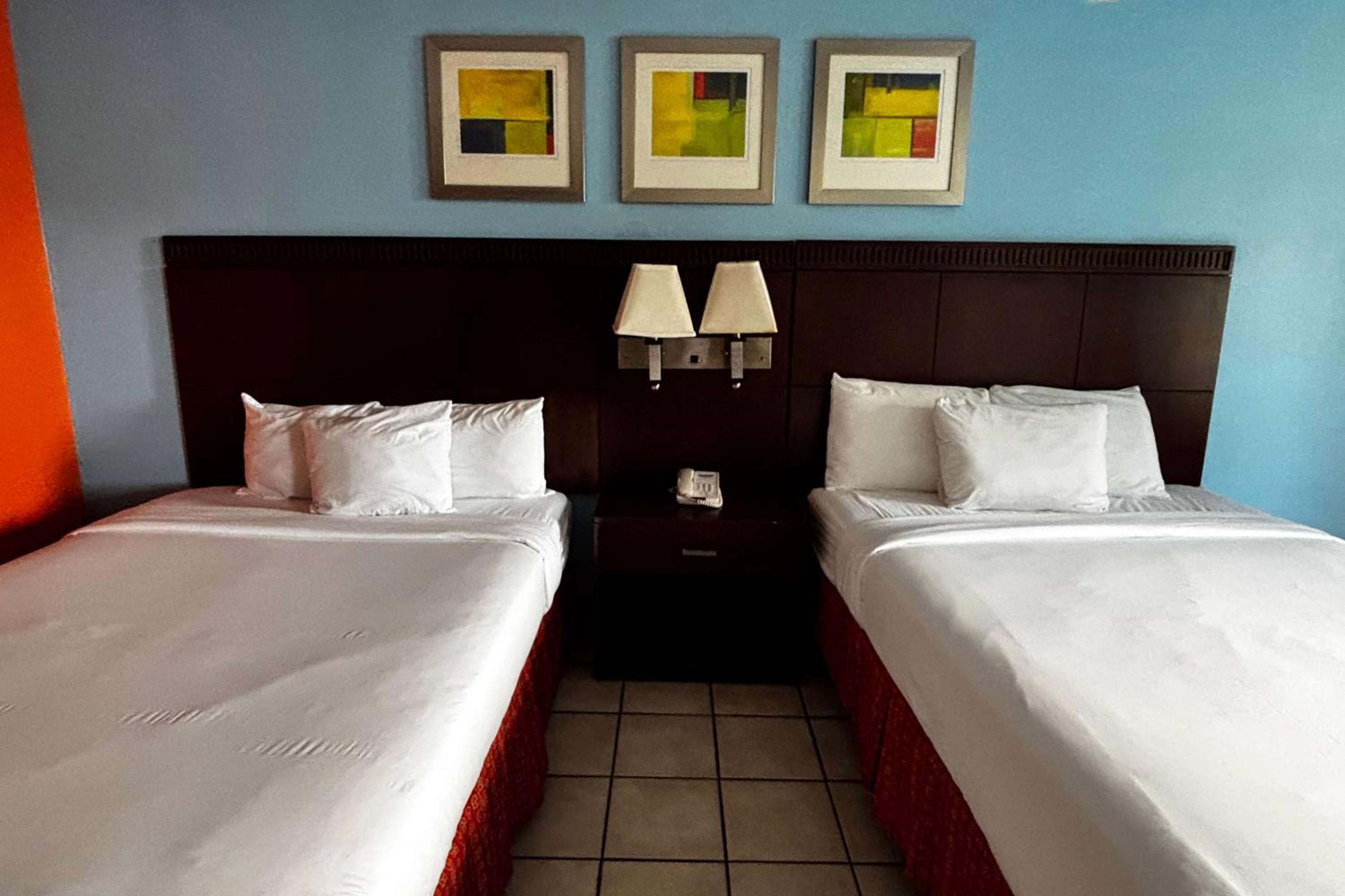 Queen Room with Two Queen Beds - Non-Smoking - Photo 7