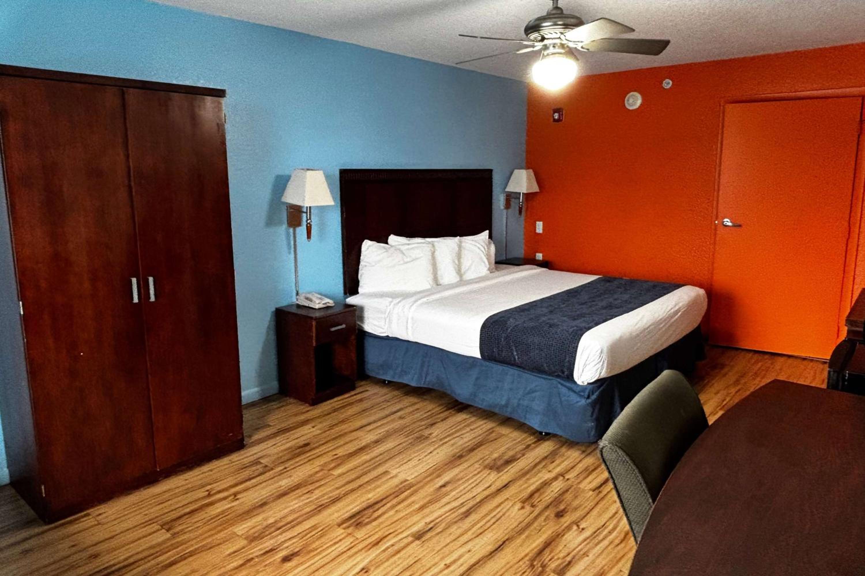 King Room - Non-Smoking - Photo 3