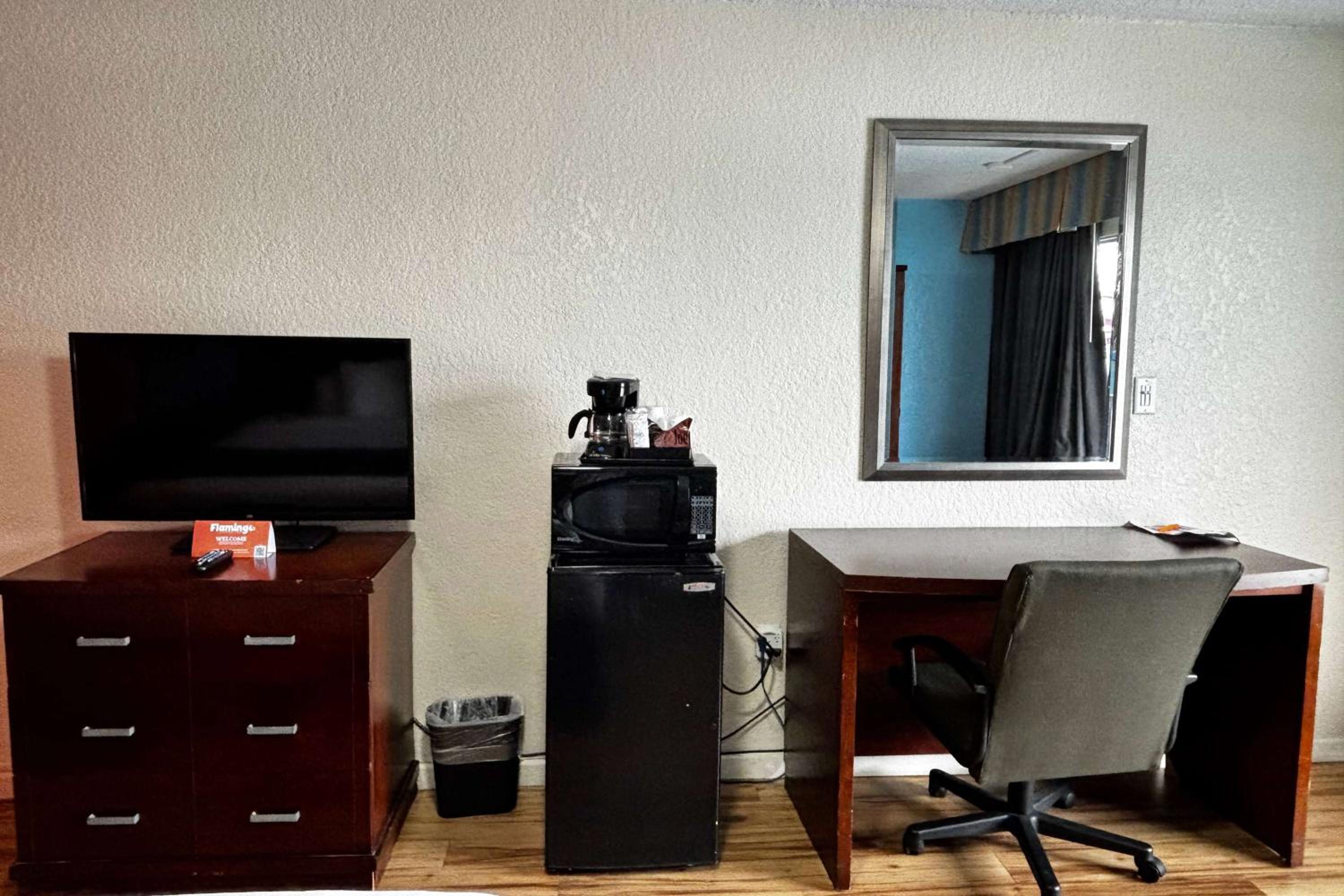 King Room - Non-Smoking - Photo 2