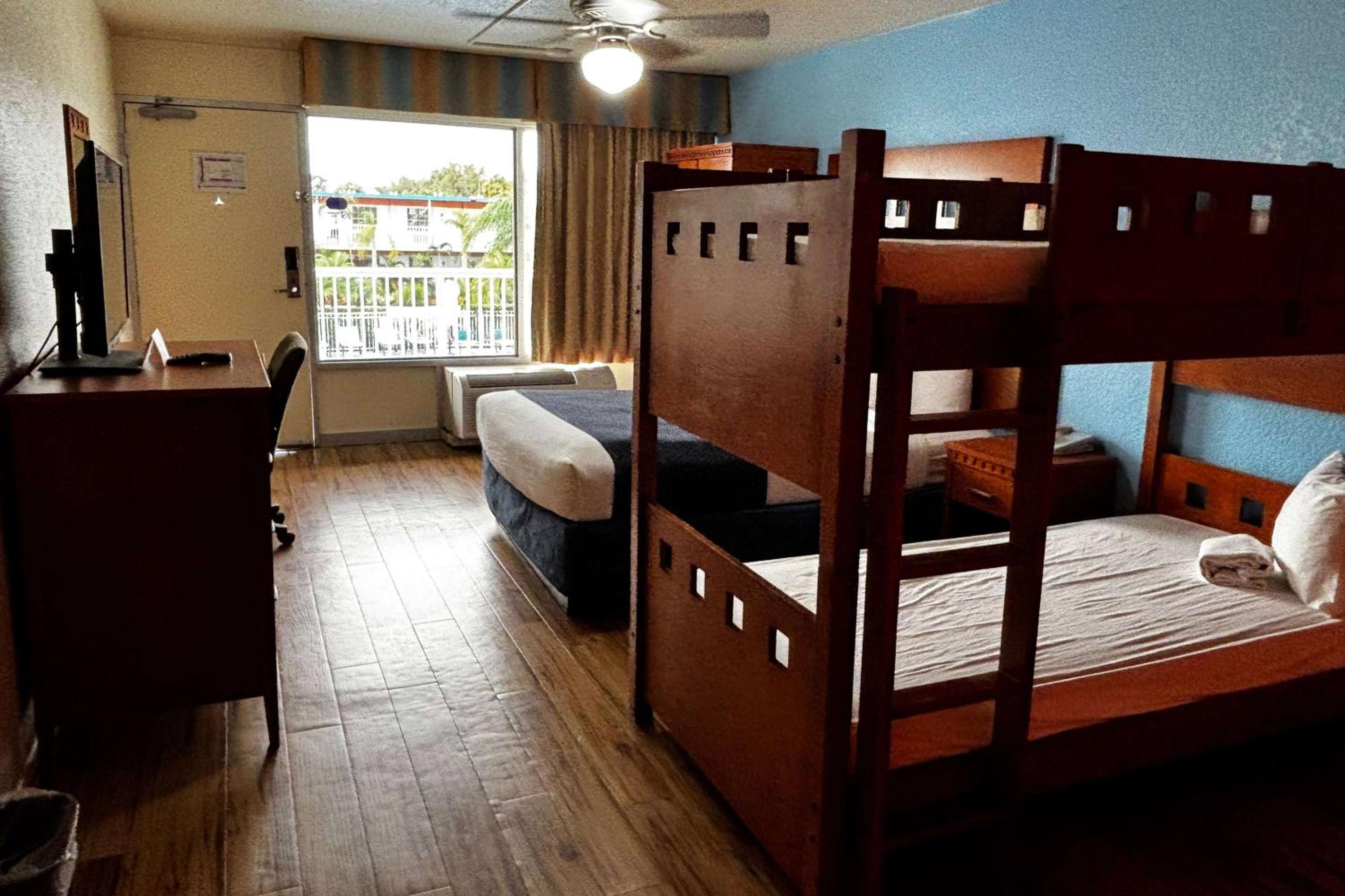 Queen Bunk Bed - Non-Smoking - Photo 3