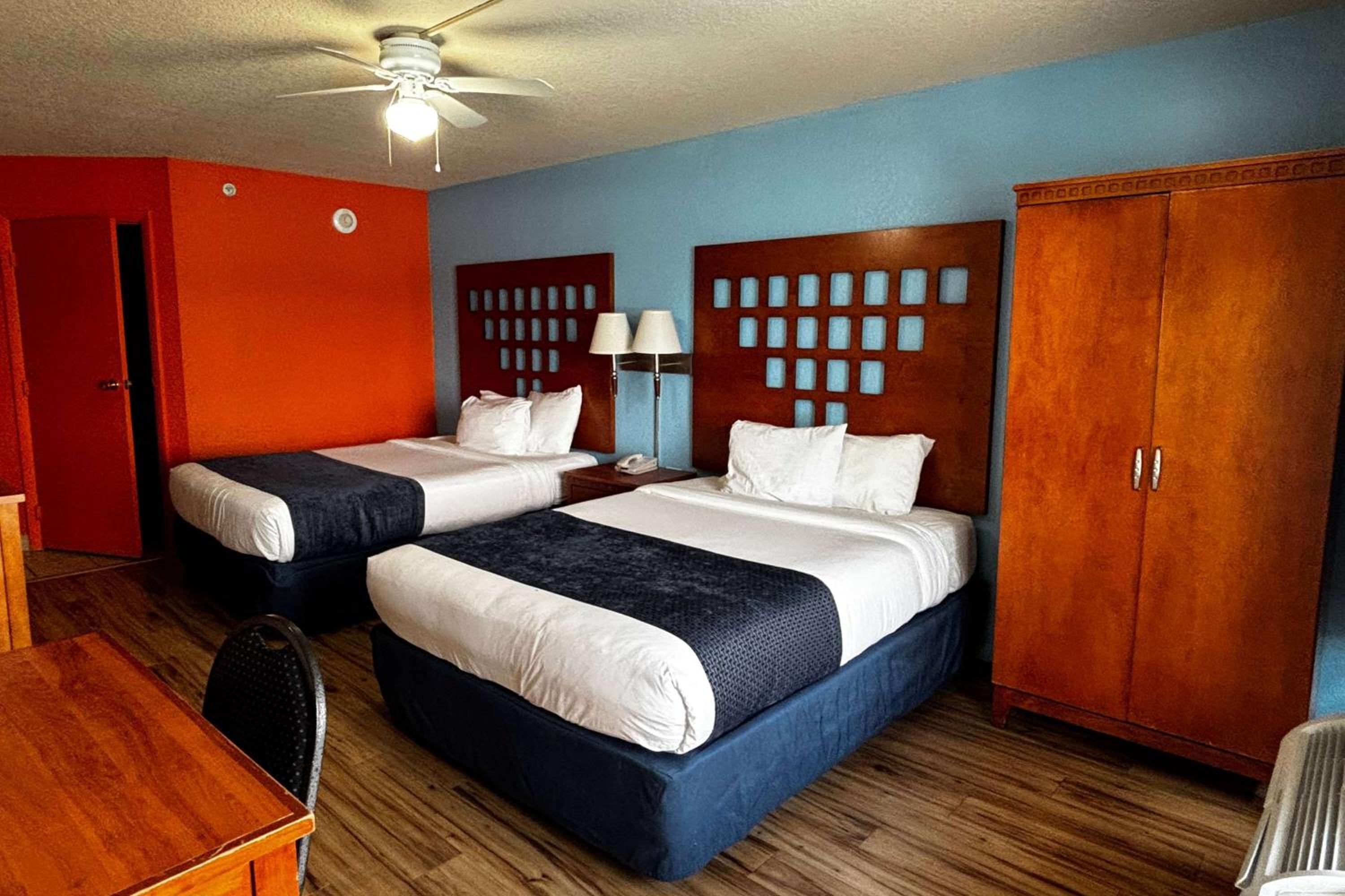 Queen Room with Two Queen Beds - Water Park View - Non-Smoking - Photo 2