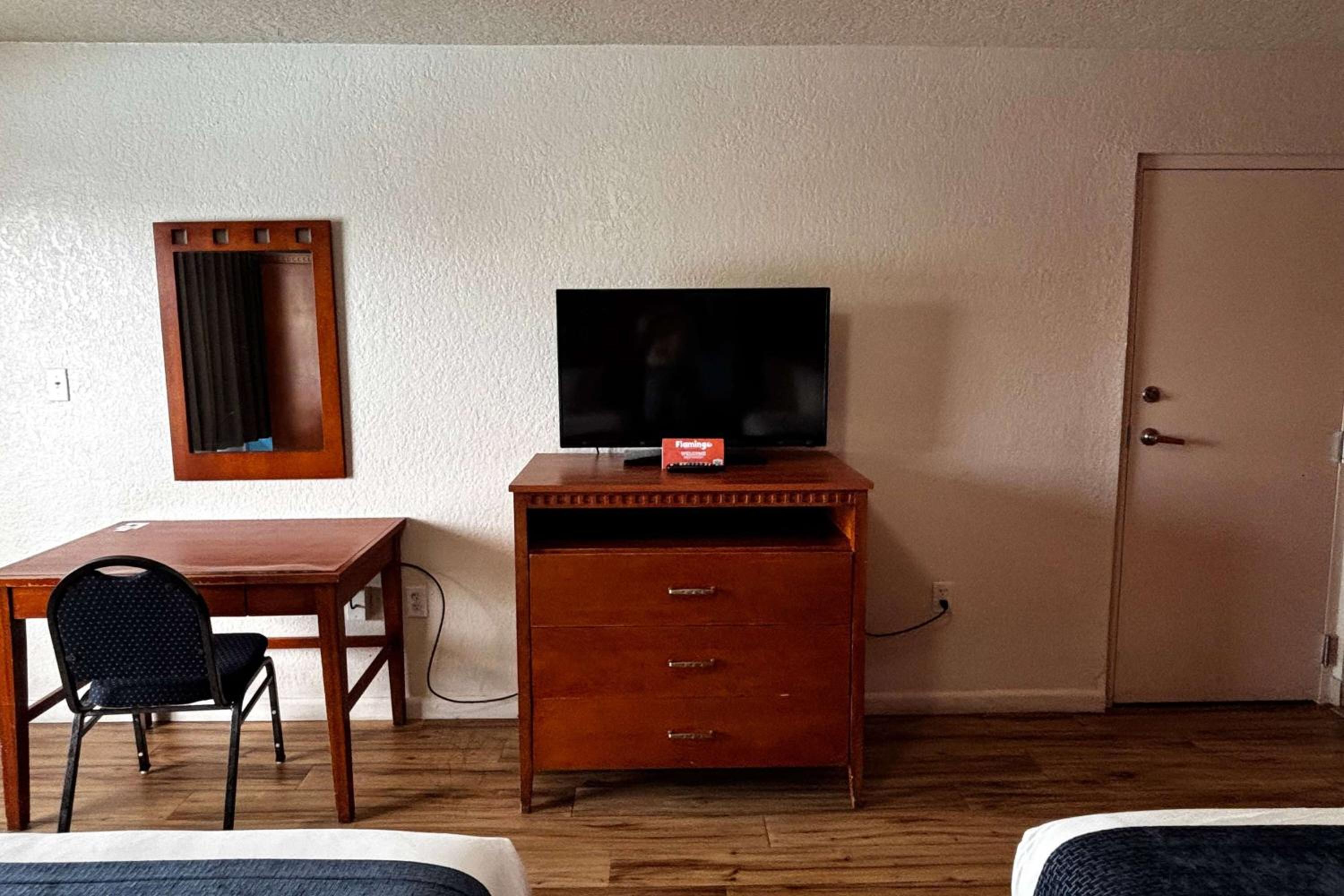 Queen Room with Two Queen Beds - Water Park View - Non-Smoking - Photo 3