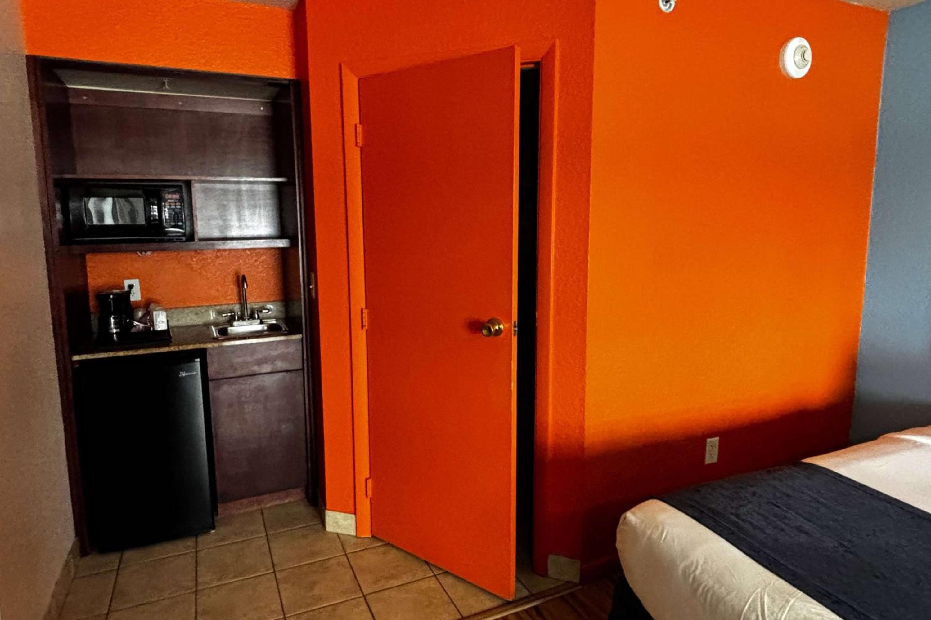 Queen Room with Two Queen Beds - Water Park View - Non-Smoking - Photo 5