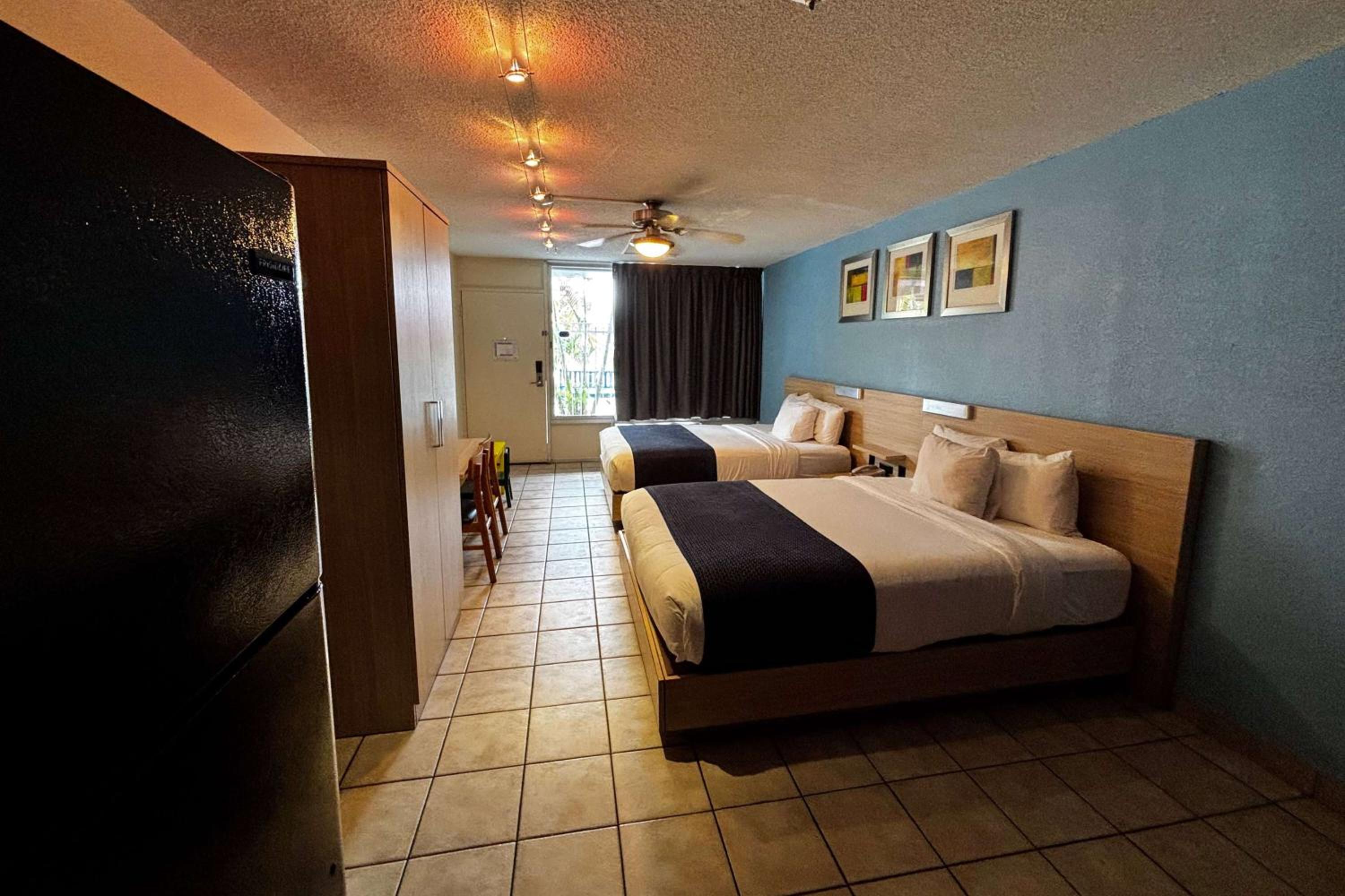 Deluxe Queen Room with Two Queen Beds - Non-Smoking - Photo 2