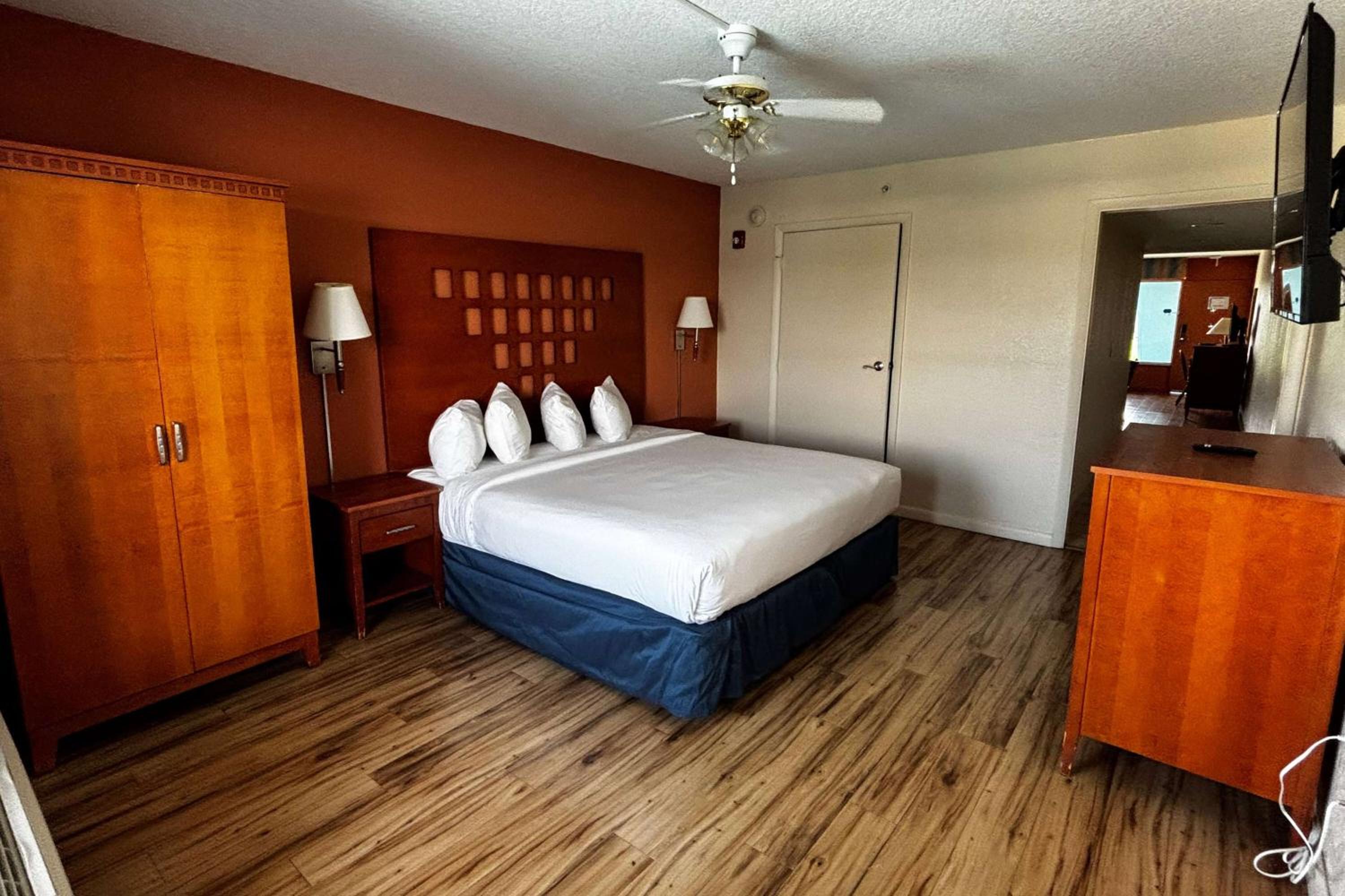 King Suite with One Twin Bunk Bed - Non-Smoking - Photo 6
