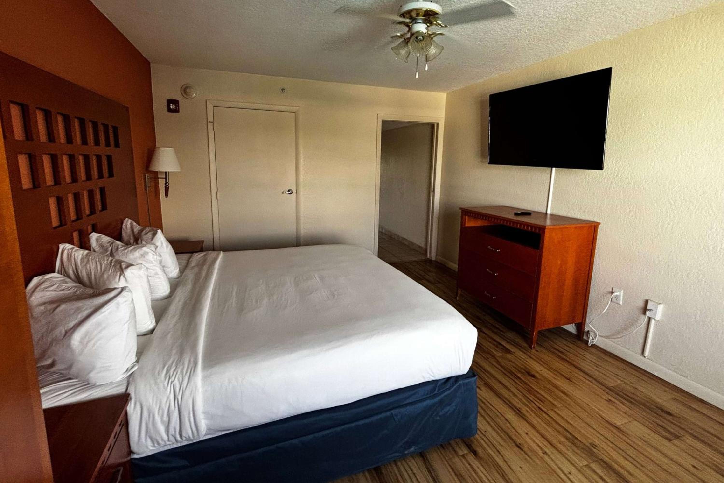 King Suite with One Twin Bunk Bed - Non-Smoking - Photo 7